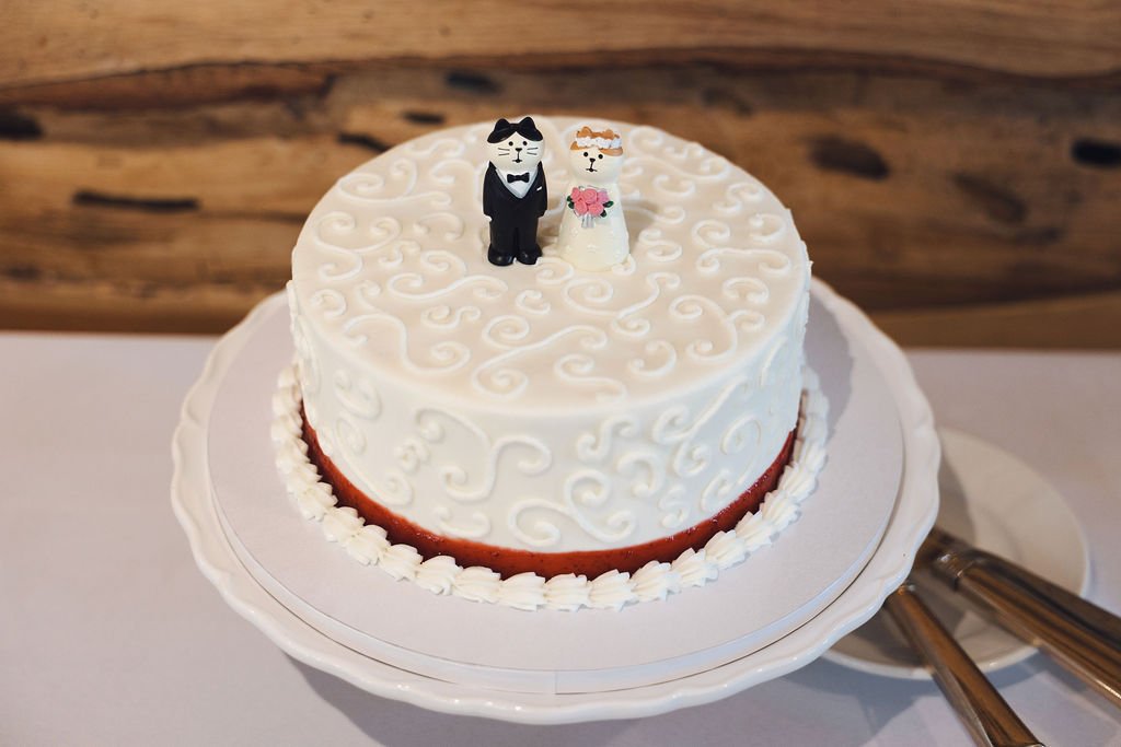 ramble-creek-cat-cake-topper-white-wedding-cake.jpg
