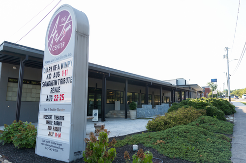 A familiar title on the marquee might tempt you inside The Arts Center in Athens, where community theatre, concerts, and rotating art exhibitions give you a reason to save an evening for someone else’s opening act.