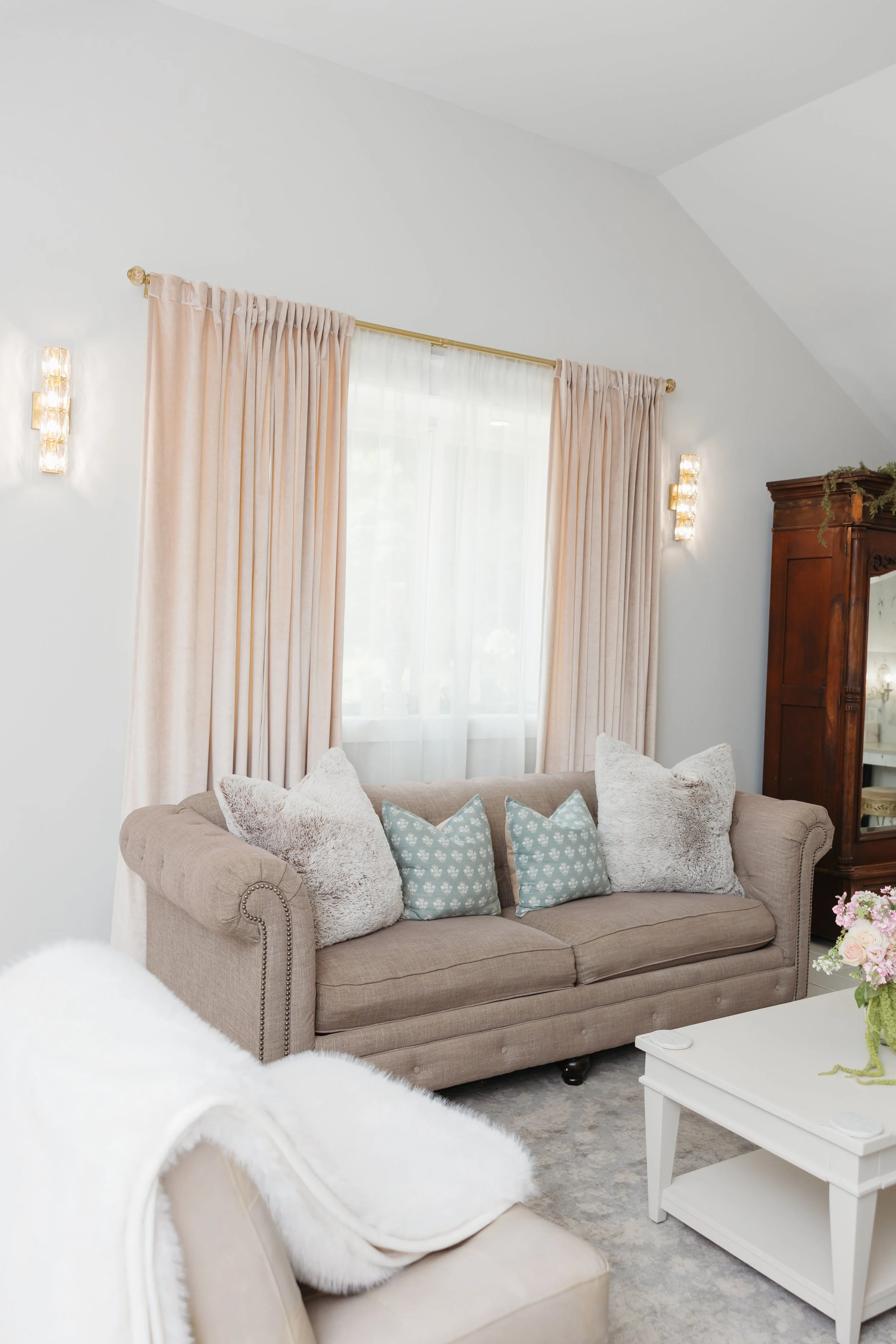 ramble-creek-spacious-bridal-suite-blush-curtains-athens-tn-23.jpg