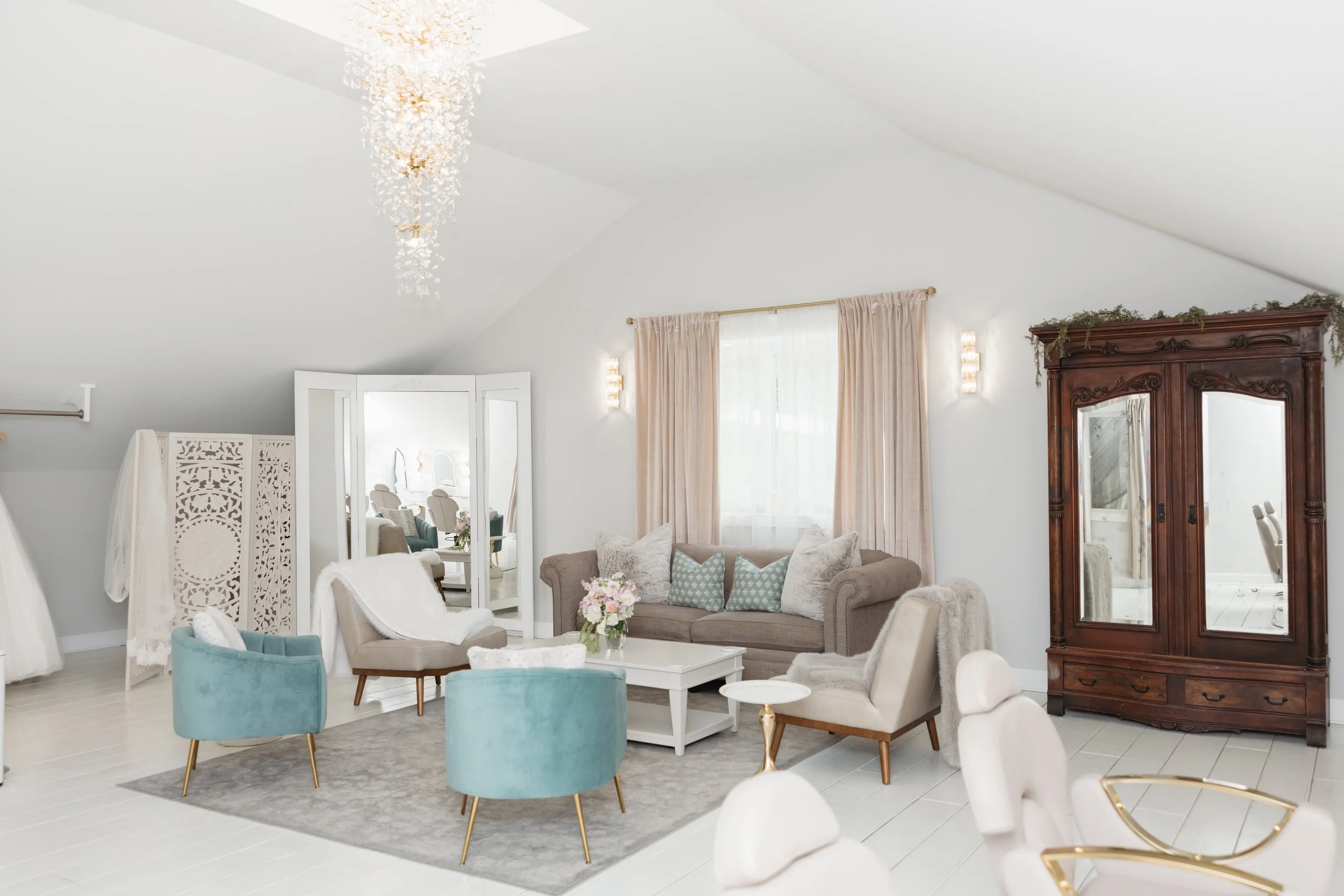 ramble-creek-spacious-bridal-suite-chandelier-lounge-athens-tn-17.jpg