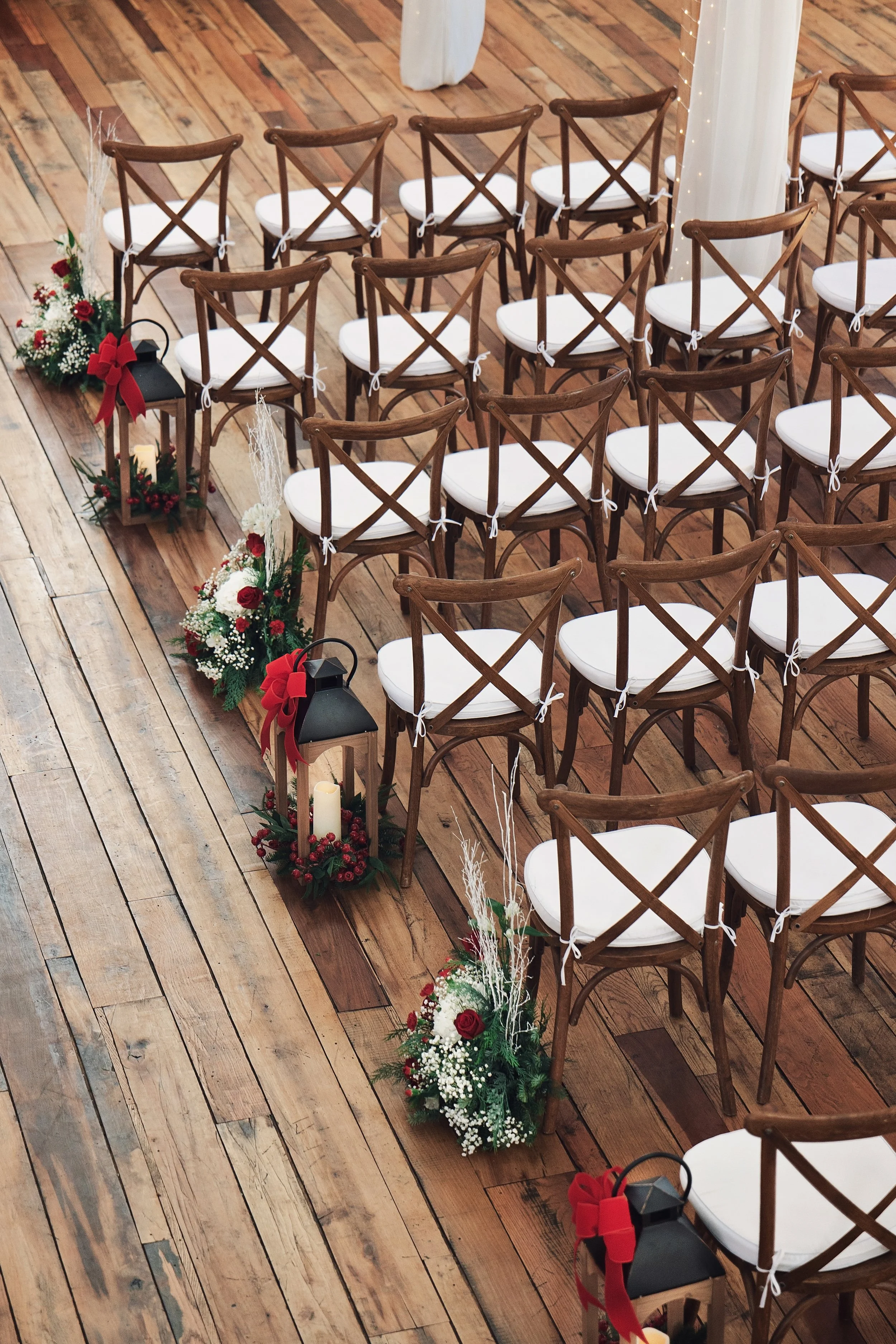aisle-floral-winter-wedding-ramble-creek.jpg