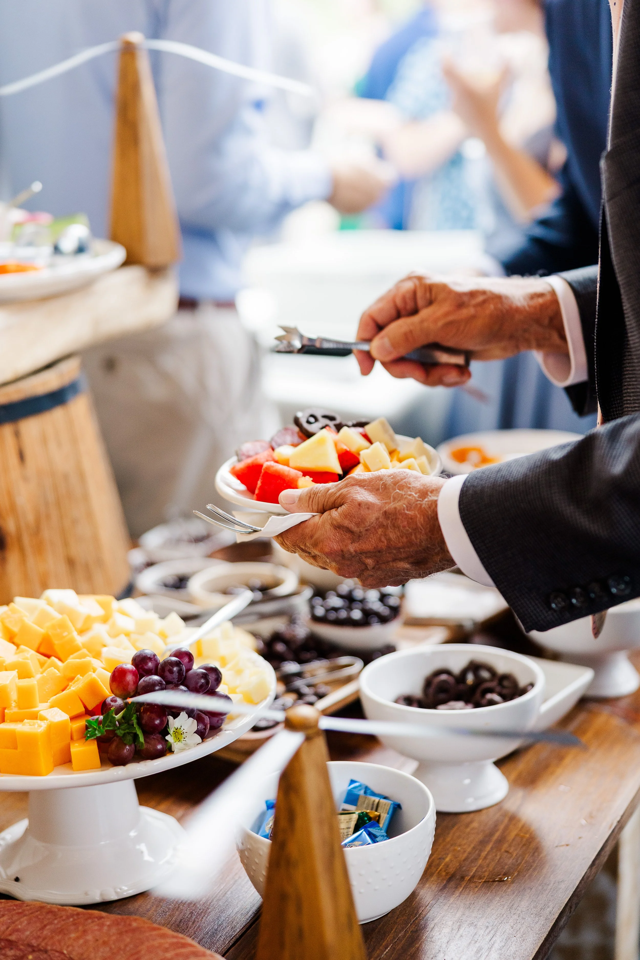 wedding-guest-fruit-cheese-cocktail-hour.jpg