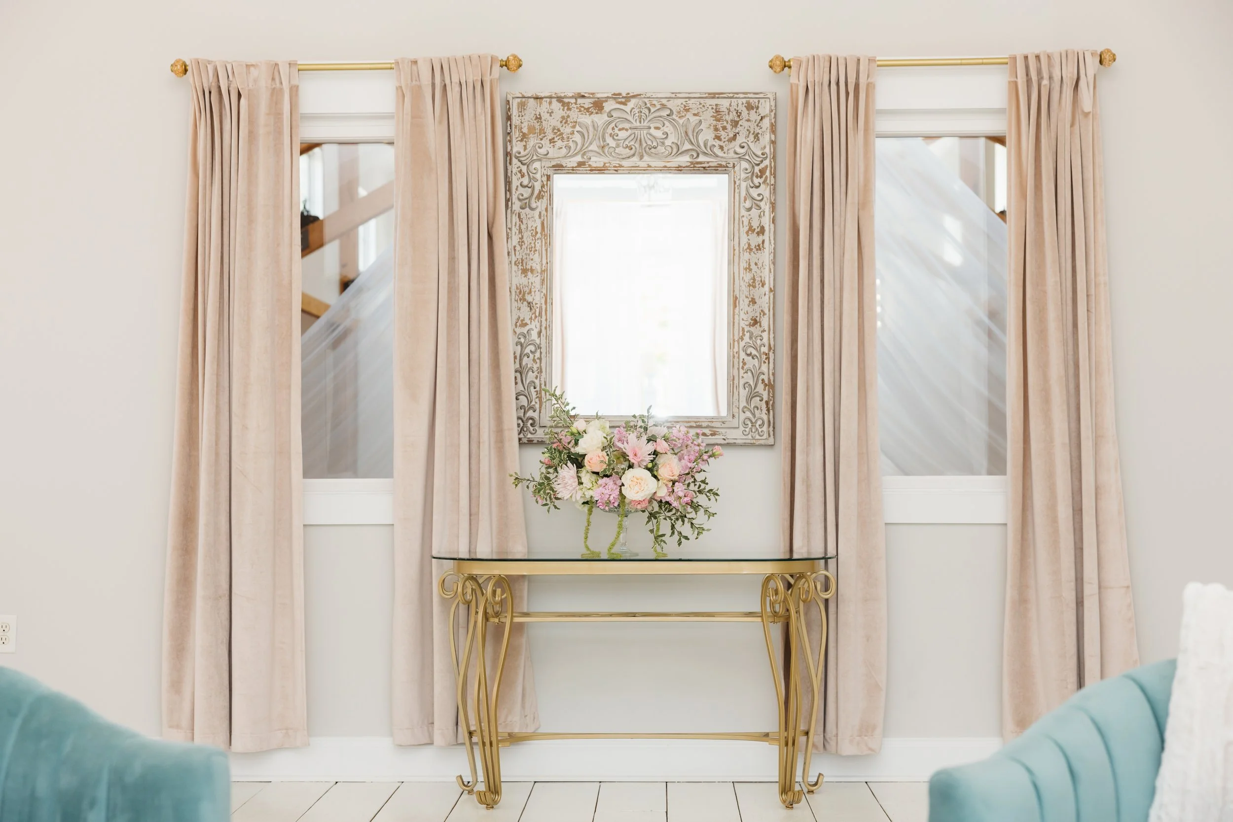 ramble-creek-luxury-bridal-suite-vanity-table-florals-athens-tn-41.jpg