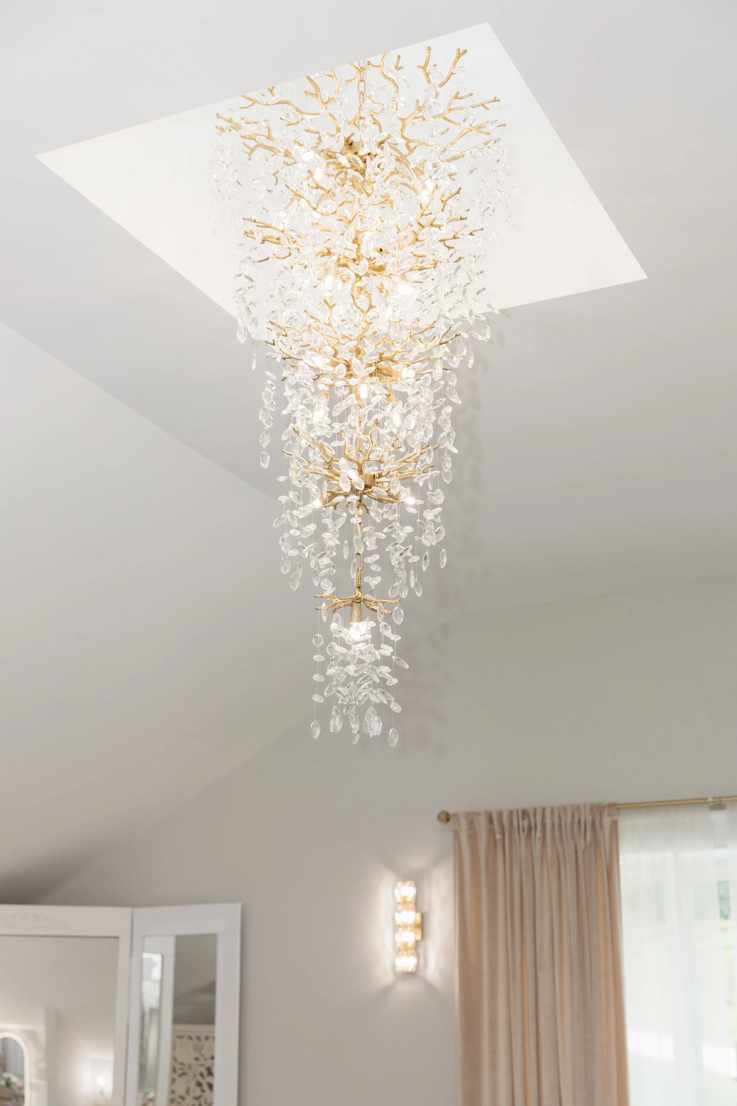 ramble-creek-bridal-suite-crystal-chandelier-detail-athens-tn-18.jpg