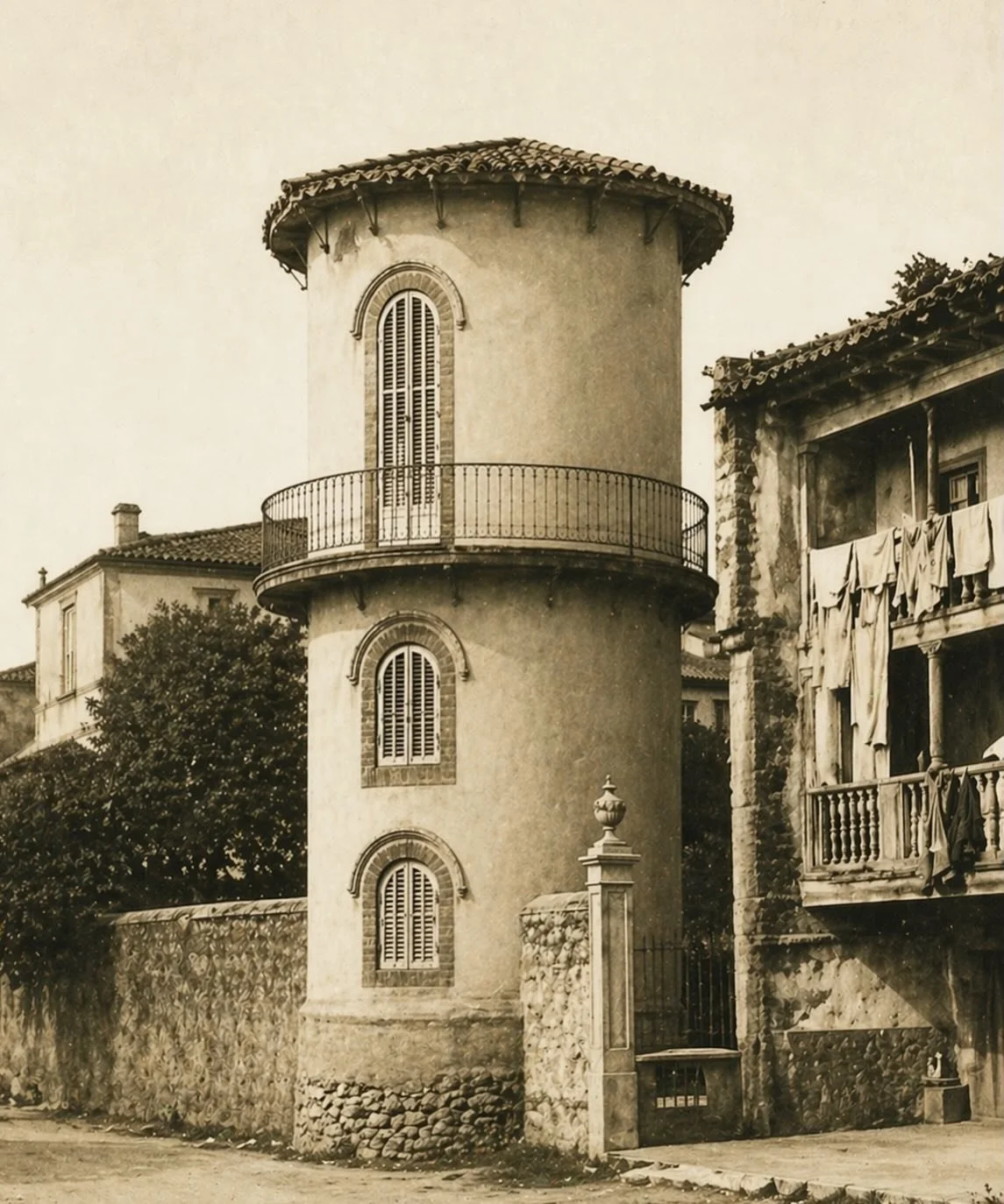 Reconstruir para comprender. Hemos recreado mediante inteligencia artificial el Torre&oacute;n Mirador del Palacio S&aacute;nchez Villa en Llanes, devolvi&eacute;ndole su forma y su presencia dentro del paisaje del municipio.

Solo entendiendo lo que