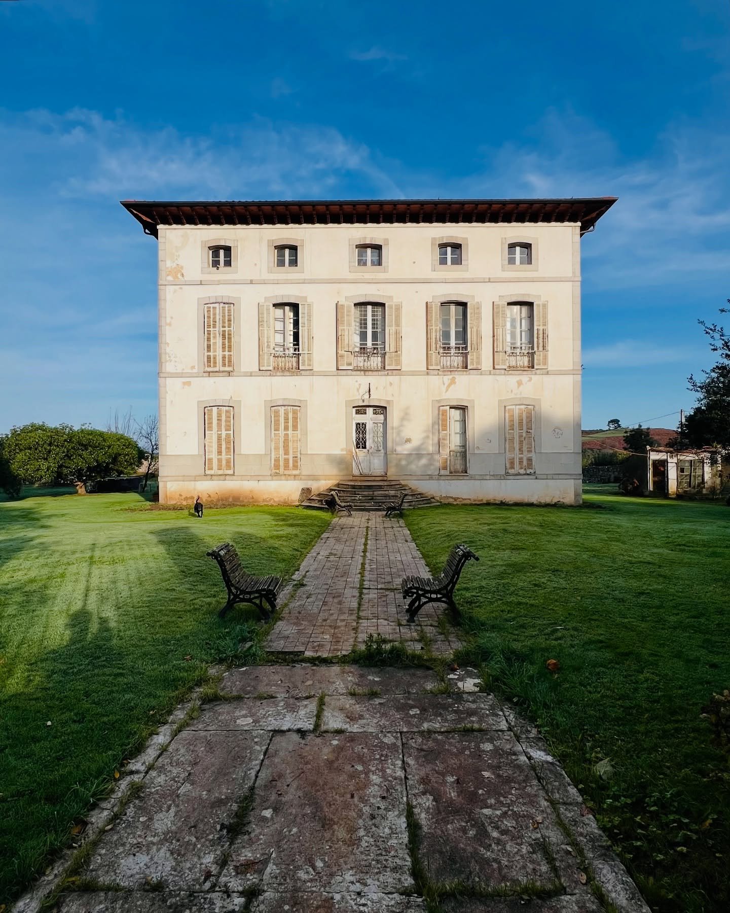 No todos los jardines que estudiamos en Asturias son de origen indiano. La regi&oacute;n cuenta con un rico patrimonio paisaj&iacute;stico que va mucho m&aacute;s all&aacute;. Existen muchos jardines hist&oacute;ricos que tambi&eacute;n forman parte 