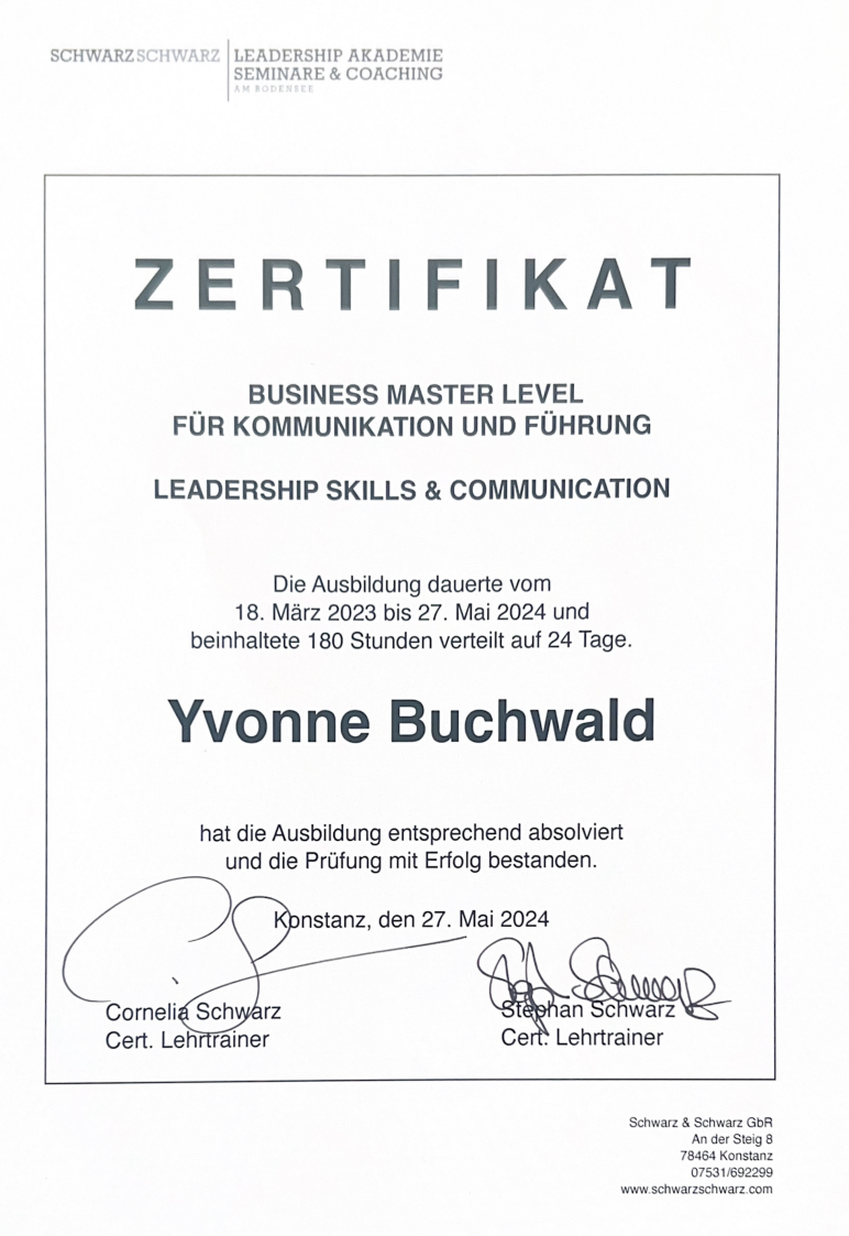 Zertifikat für den Business Master Level in Kommunikation und Führung, ausgestellt an Yvonne Buchwald, mit Unterschriften von Cornelia Schwarz und Stephan Schwarz, Konstanz, Mai 2024.