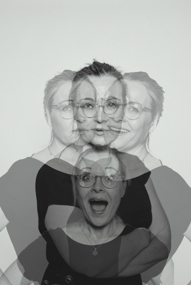 Mehrfach überlagerte Schwarz-Weiß-Fotografie einer lachenden Frau mit Brille, die verschiedene Gesichtsausdrücke zeigt.