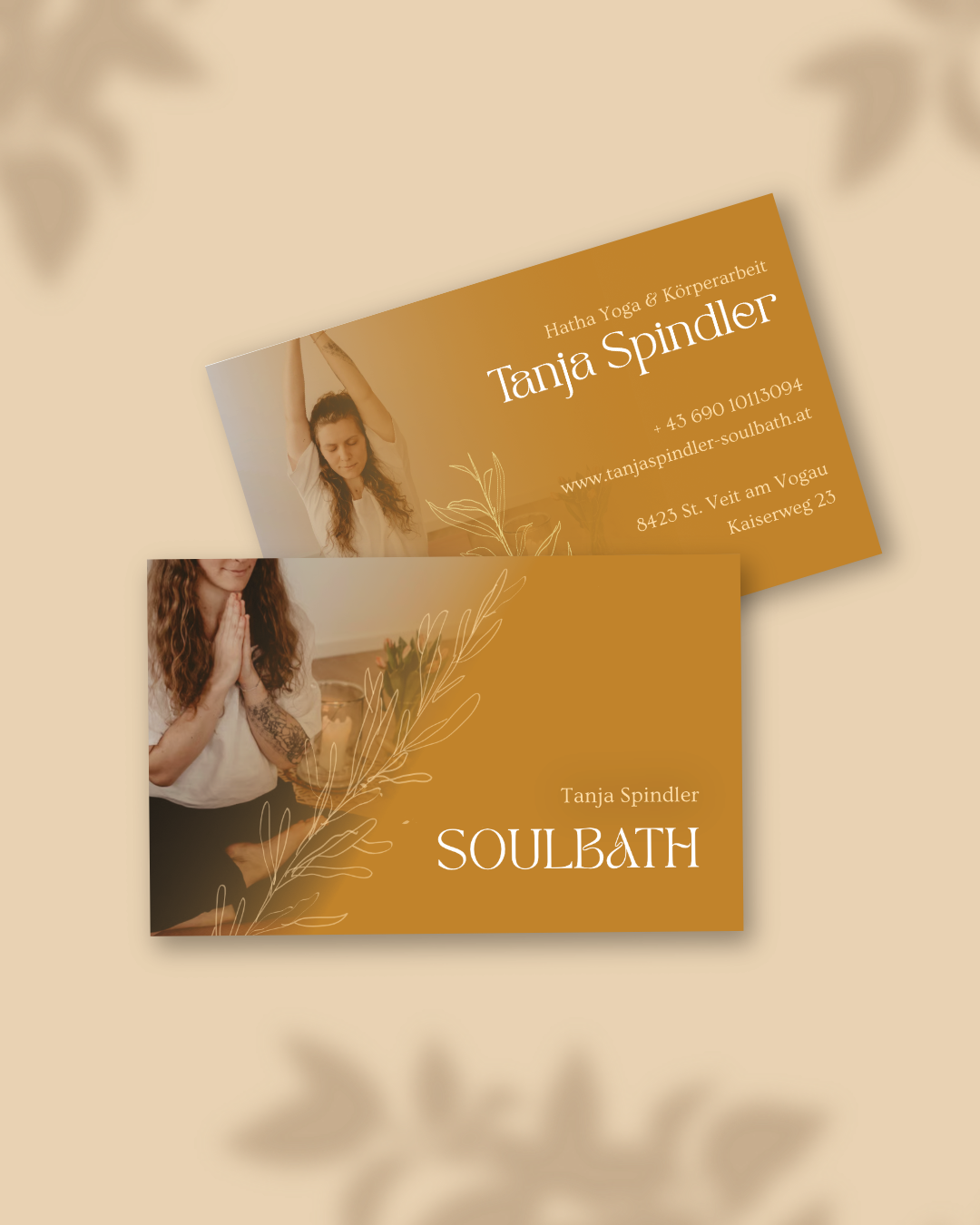 Visitenkarten für Tanja Spindler, eine Anbieterin für Soulbath, mit einem Foto von ihr, die meditativ in einer ruhigen Umgebung sitzt, und mit einem natürlichen, warmen Design im Erdtönen.