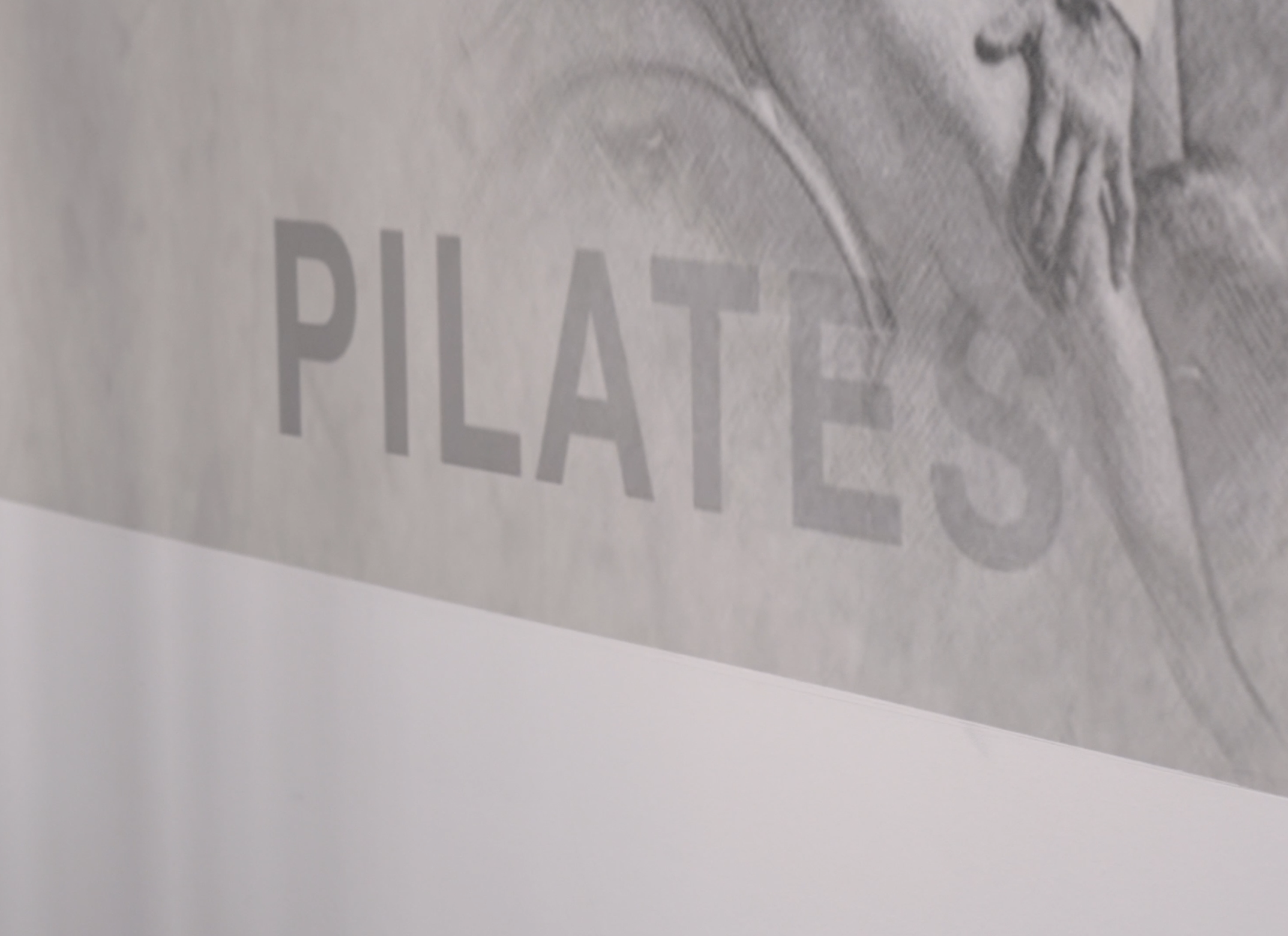 Une photo d'un mur avec le mot 'Pilates' visible.