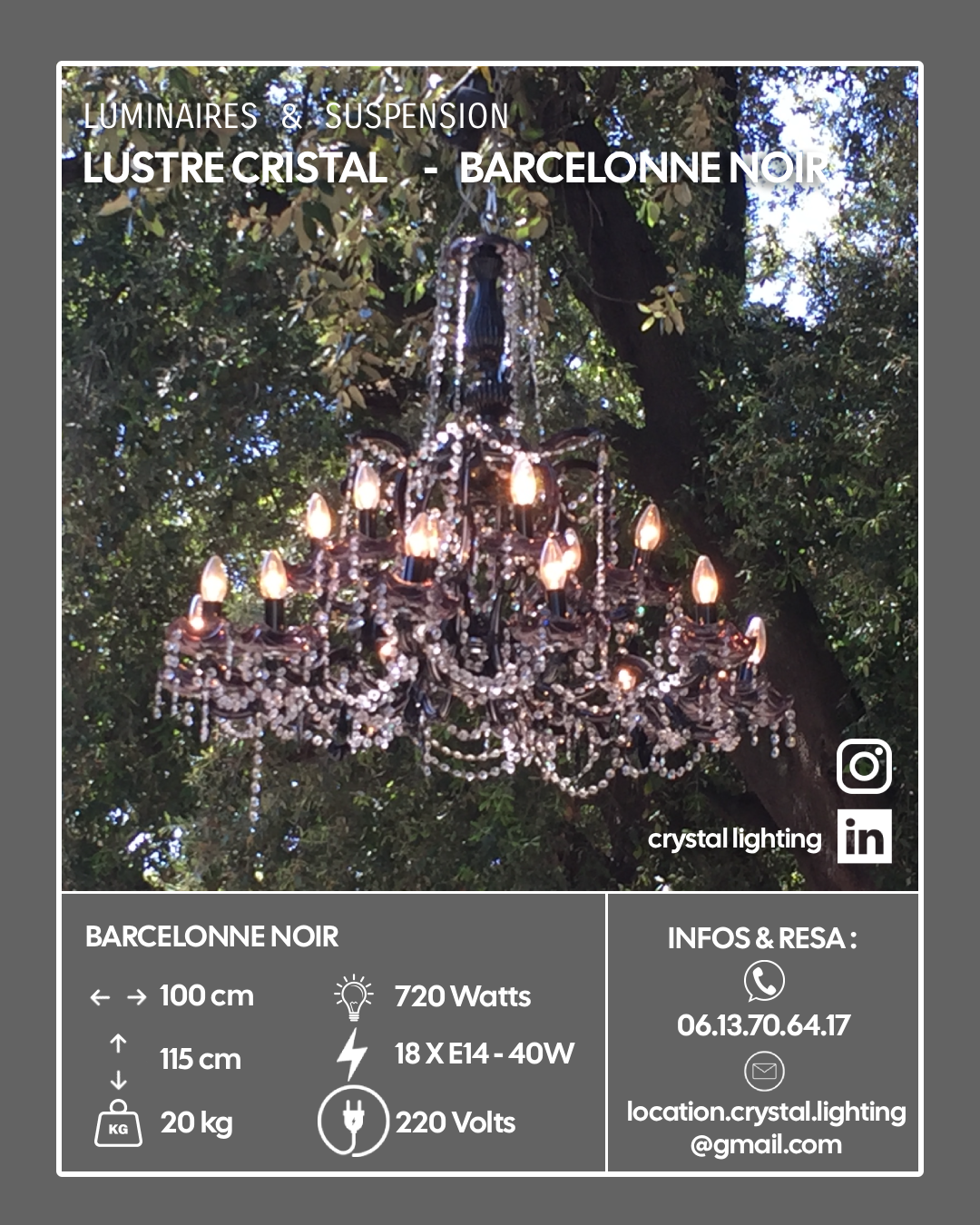 Un lustre en cristal suspendu dans un arbre avec un éclairage chaud