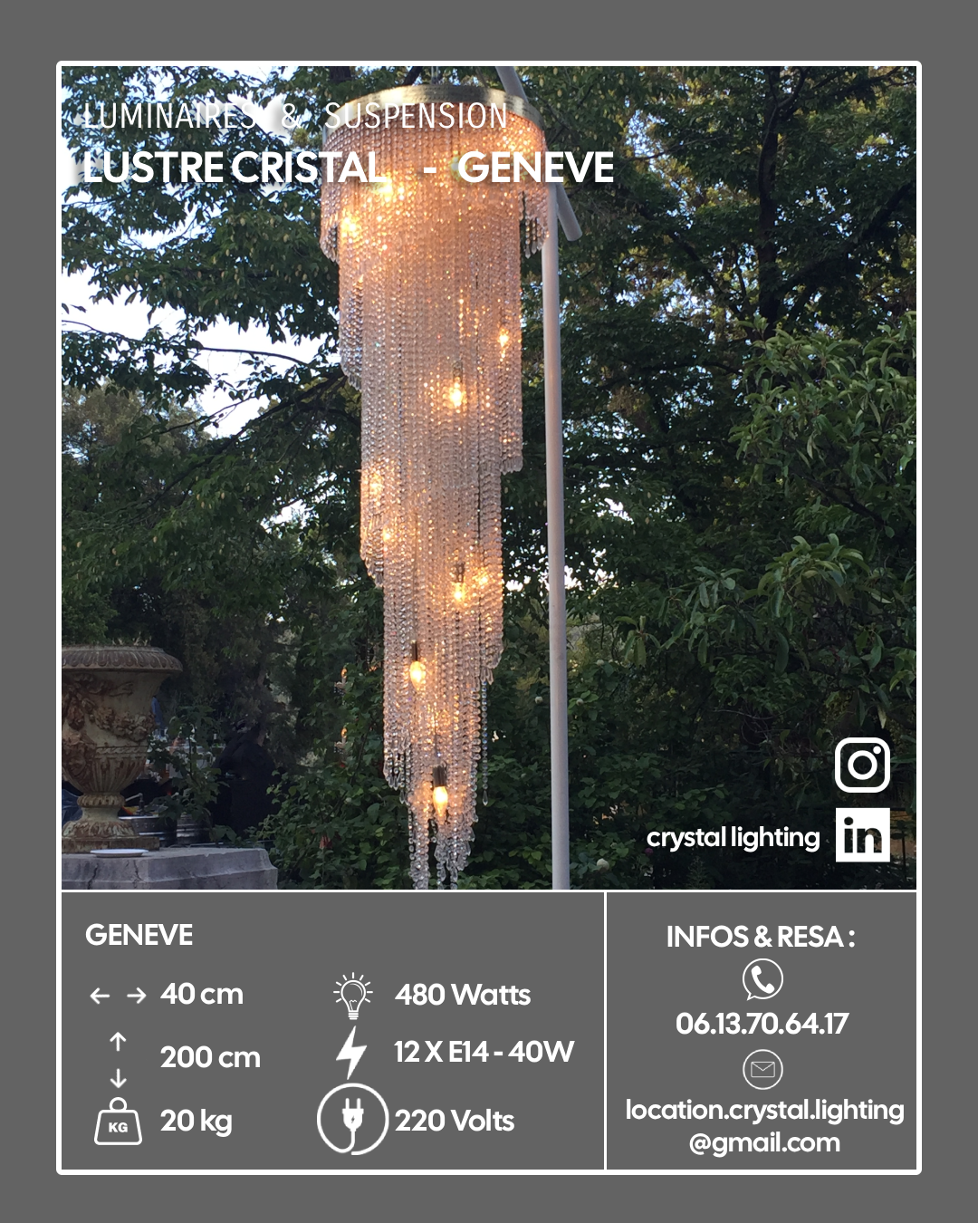 Une suspension luminaires en cristal avec des lumières allumées, suspendue dans un jardin avec des arbres verts en arrière-plan.