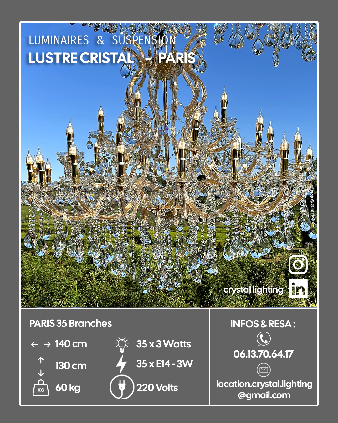 Une grande chandelier en cristal suspendu avec de multiples branches, décoré de cristaux et de bougies, placé en extérieur avec un ciel bleu clair.