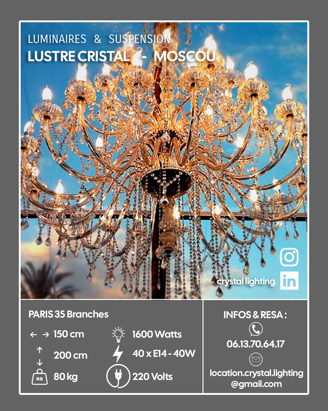 Une image d'un lustre en cristal brillant avec des lumières allumées, suspendu contre un ciel bleu avec quelques nuages, avec des détails de ses spécifications techniques et coordonnées de contact en bas.