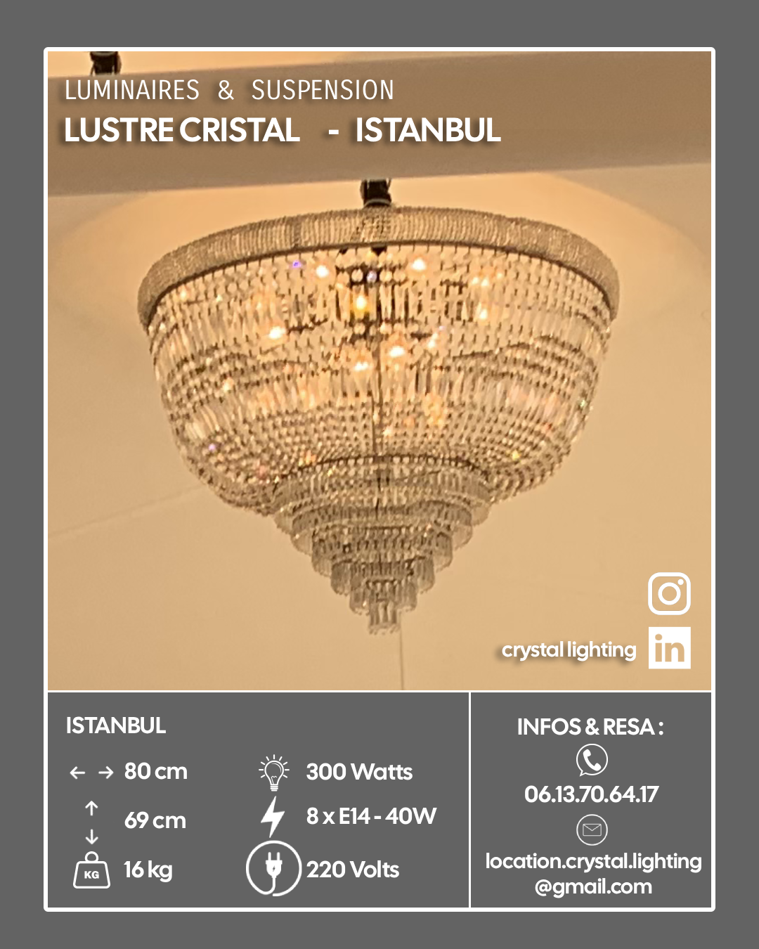 Un lustre cristal suspendu moderne, grand et orné de cristaux, dans un intérieur. Informations techniques sur le lustre, incluant ses dimensions, puissance, type d'ampoules, et coordonnées de contact.