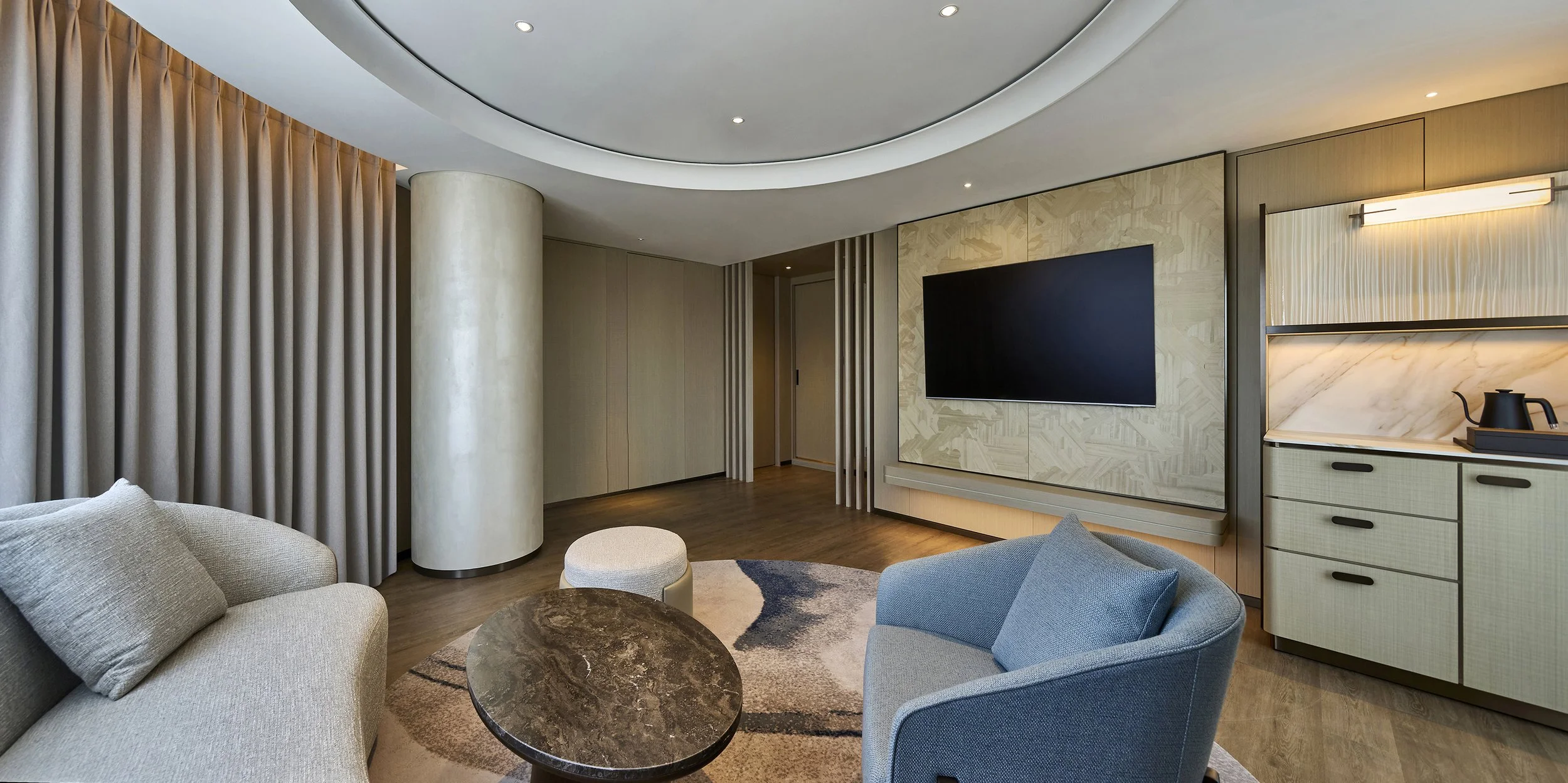 luxury-hotel-suite-living-room-ambient-beige-curved-column-circular-ceiling-03.jpg