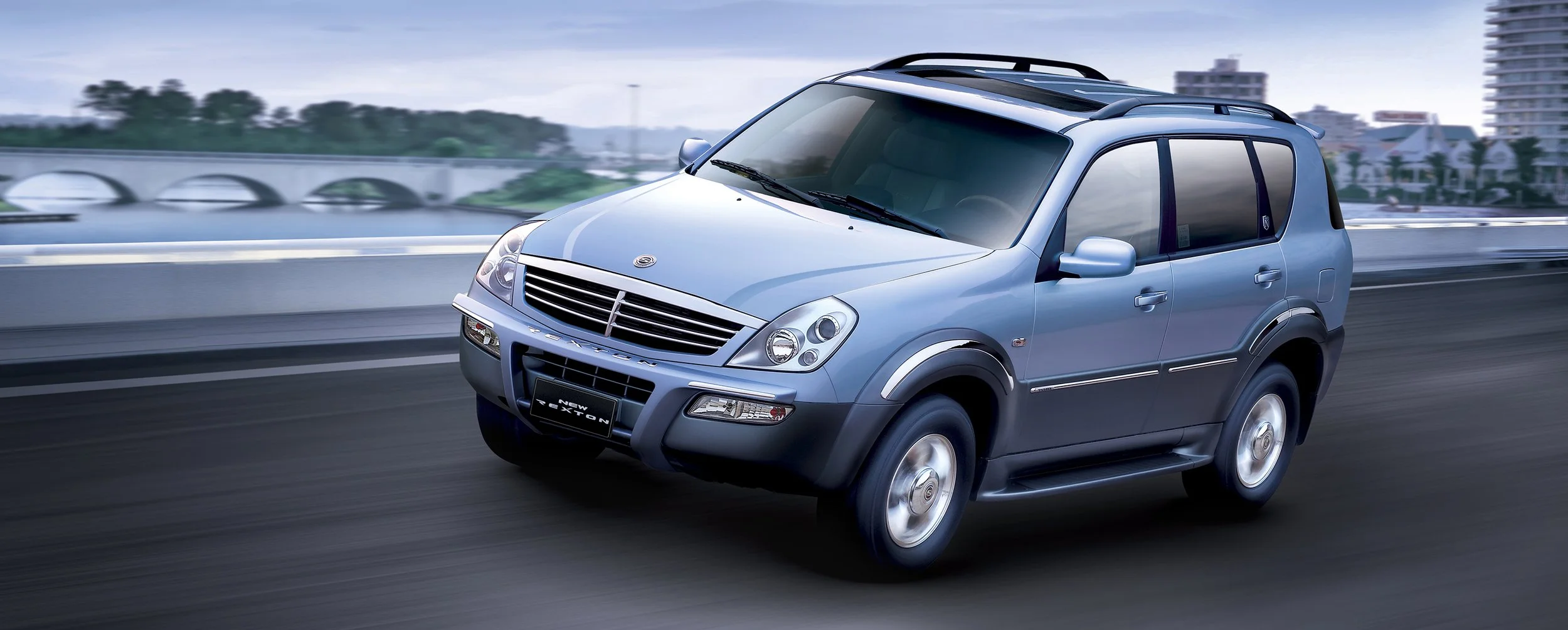 ssangyong-new-rexton-2005-driving-front-quarter-silver-blue-04.jpg