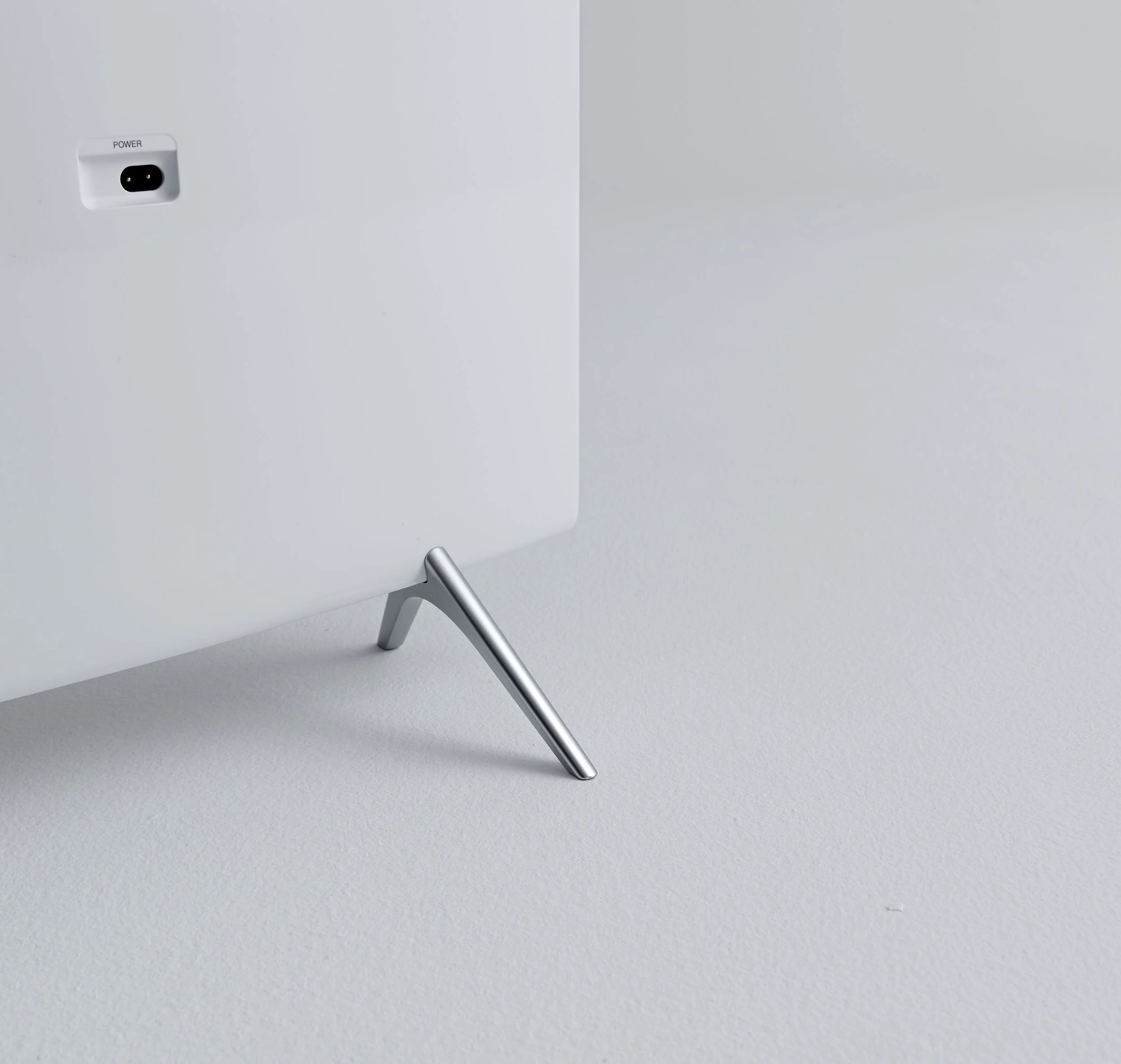 samsung-tv-premium-stand-detail-rear-white-stainless-power-port-02.jpg