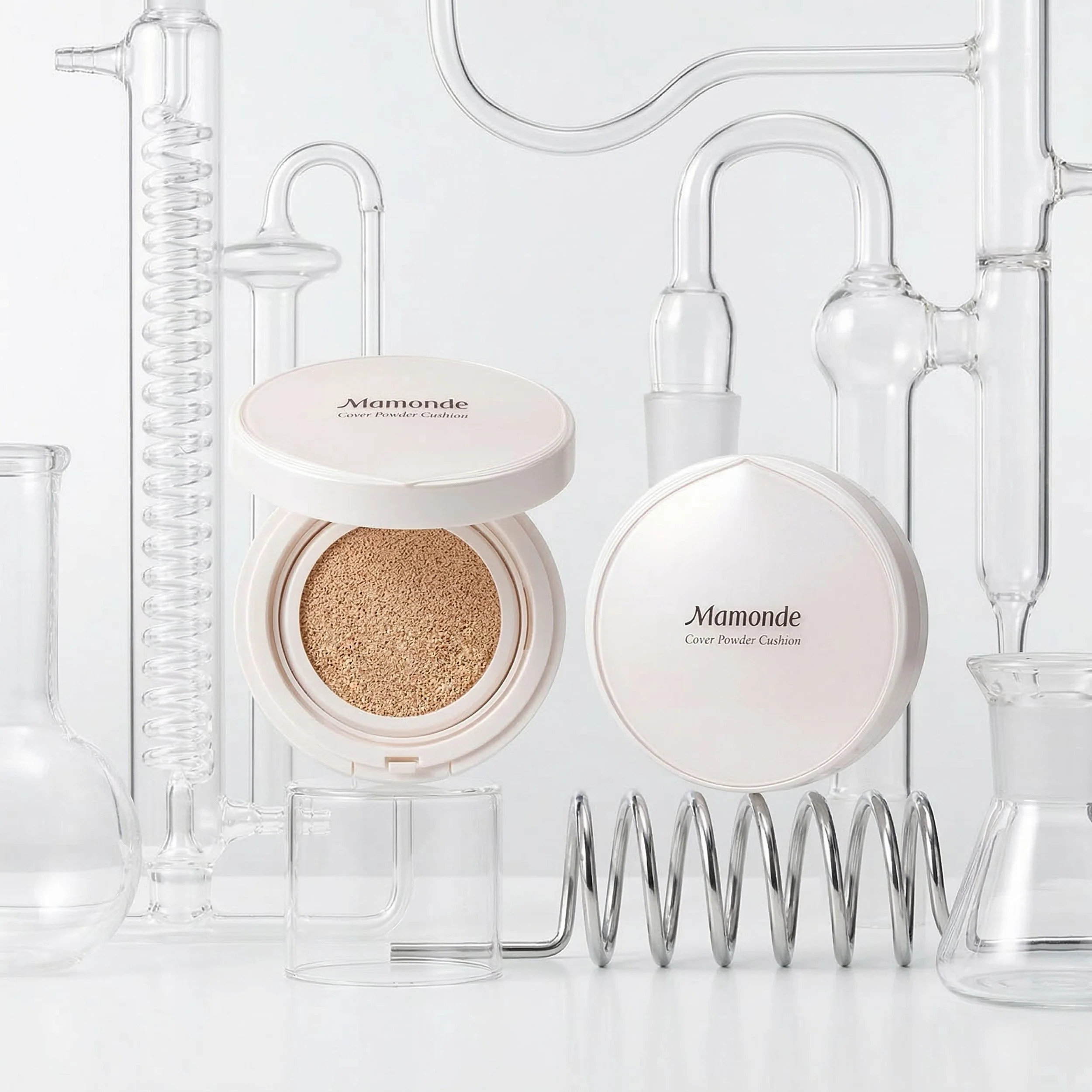 mamonde-cover-powder-cushion-product-open-with-refill-lab-glass-white-01.jpg