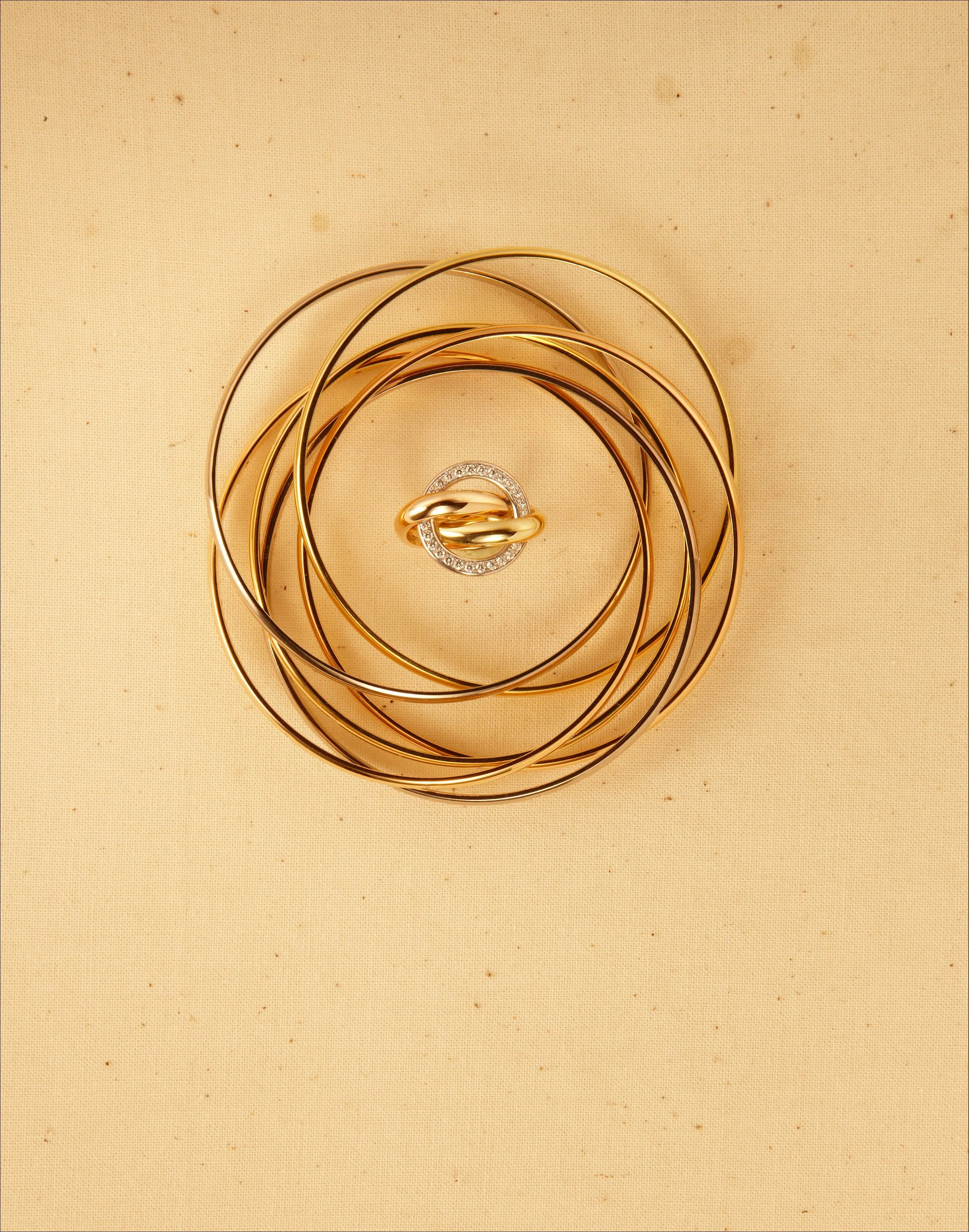luxury-jewelry-gold-bangle-bracelet-circle-arrangement-diamond-ring-01.jpg
