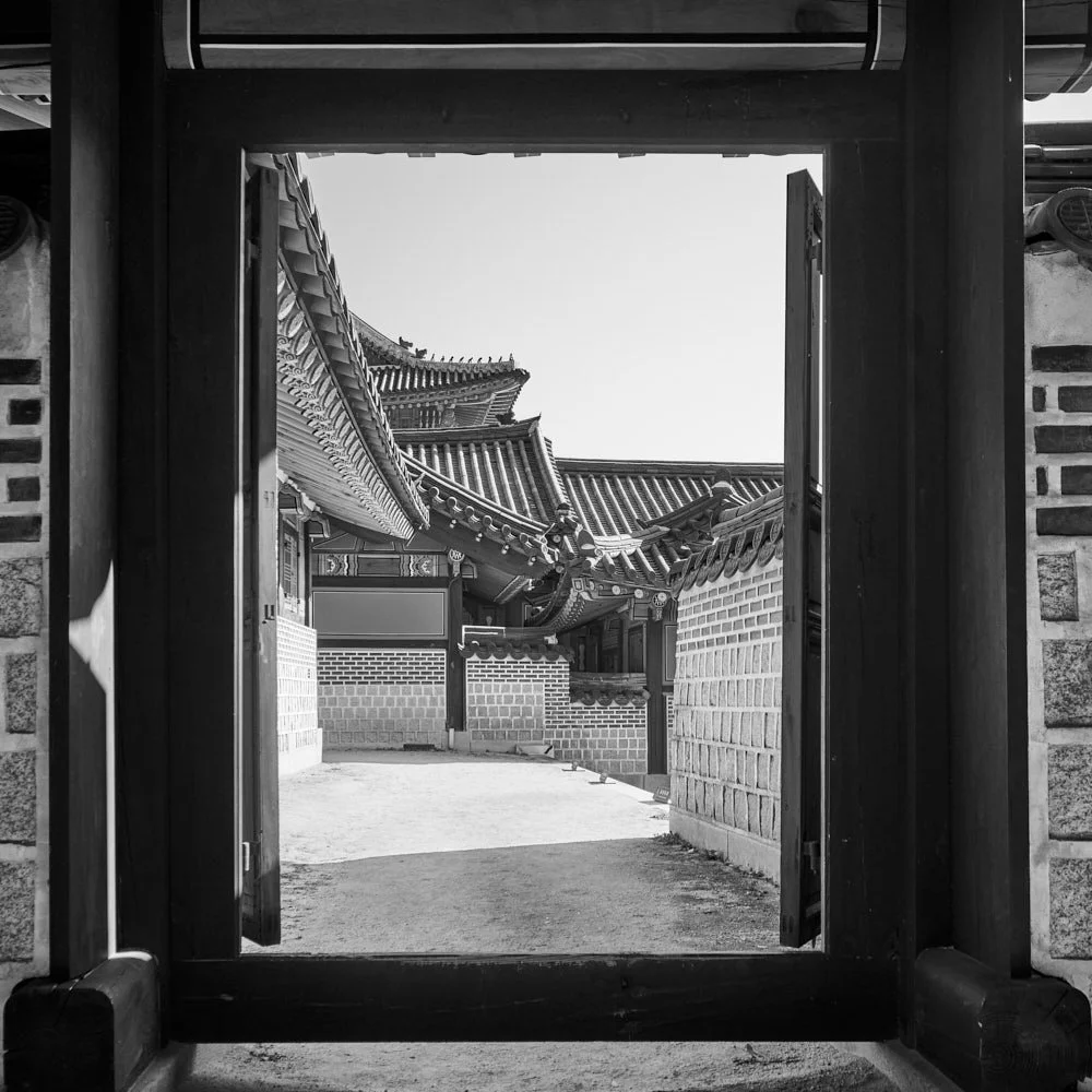skyjoon-changdeokgung-doorway-view-monochrome-009.jpg