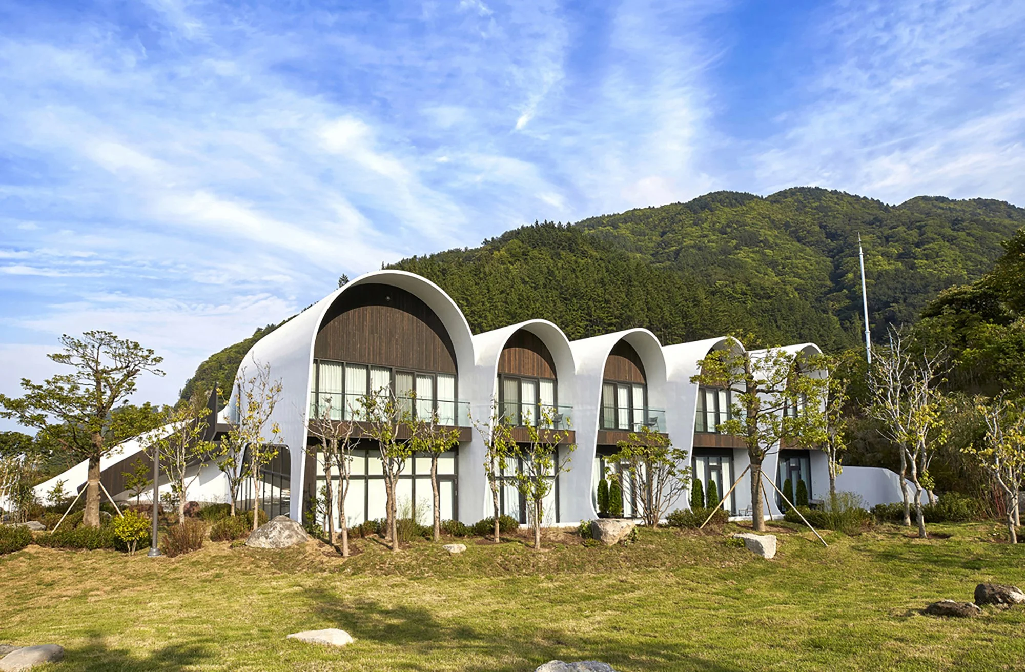 ulleungdo-organic-architecture-arch-villa-exterior-front-white-wood-mountain-04.jpg