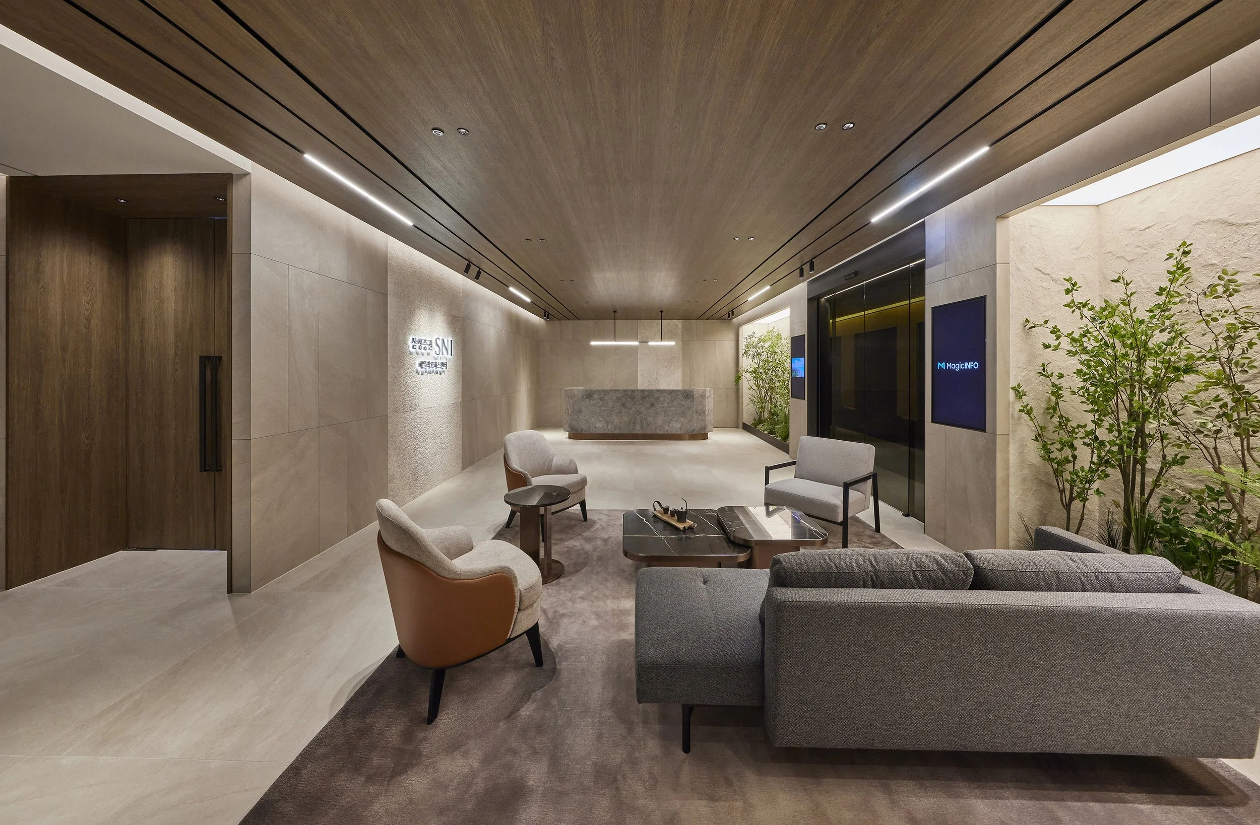sni-office-interior-reception-lobby-ambient-beige-stone-green-wall-01.jpg