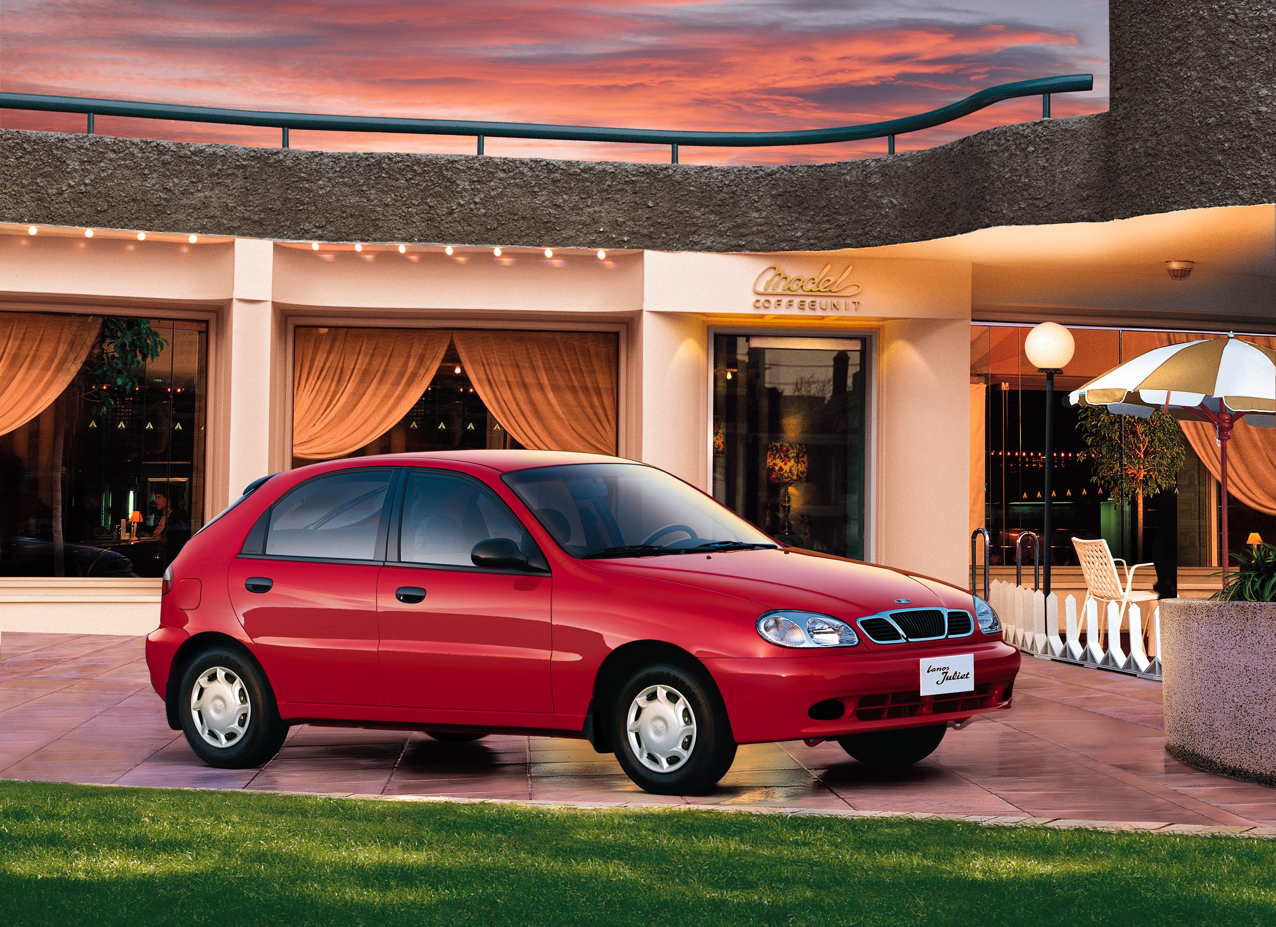 daewoo-lanos-juliet-2000s-lifestyle-side-red-sunset-01.jpg