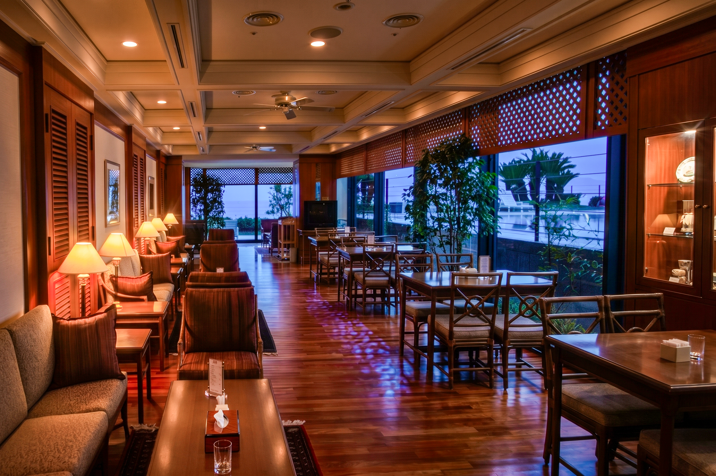 paradise-hotel-busan-lobby-lounge-interior-ocean-view-wood-dusk-01.png