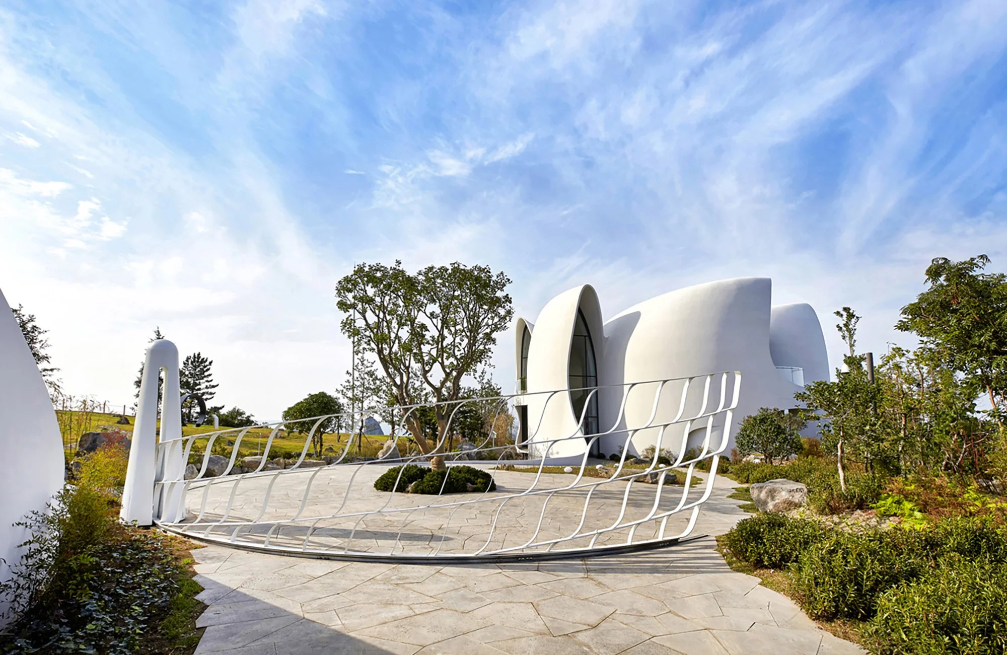 ulleungdo-organic-architecture-complex-exterior-front-white-curved-gate-02.jpg
