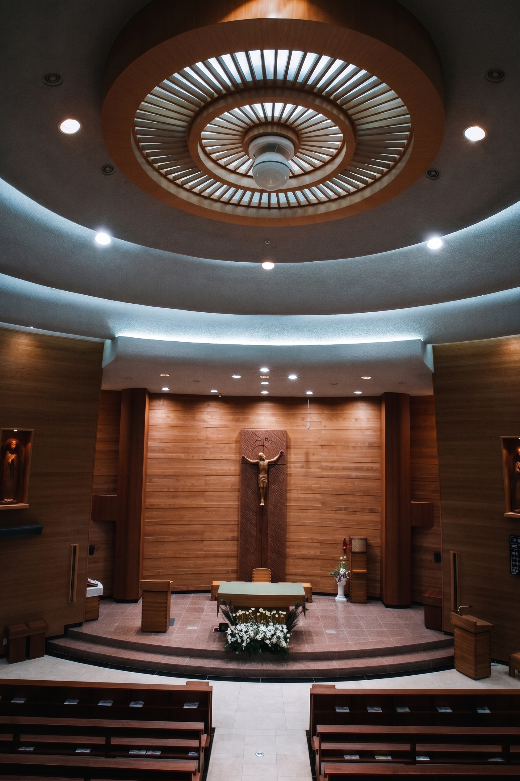 apgujeong-catholic-church-interior-altar-crucifix-circular-skylight-wood-01.png