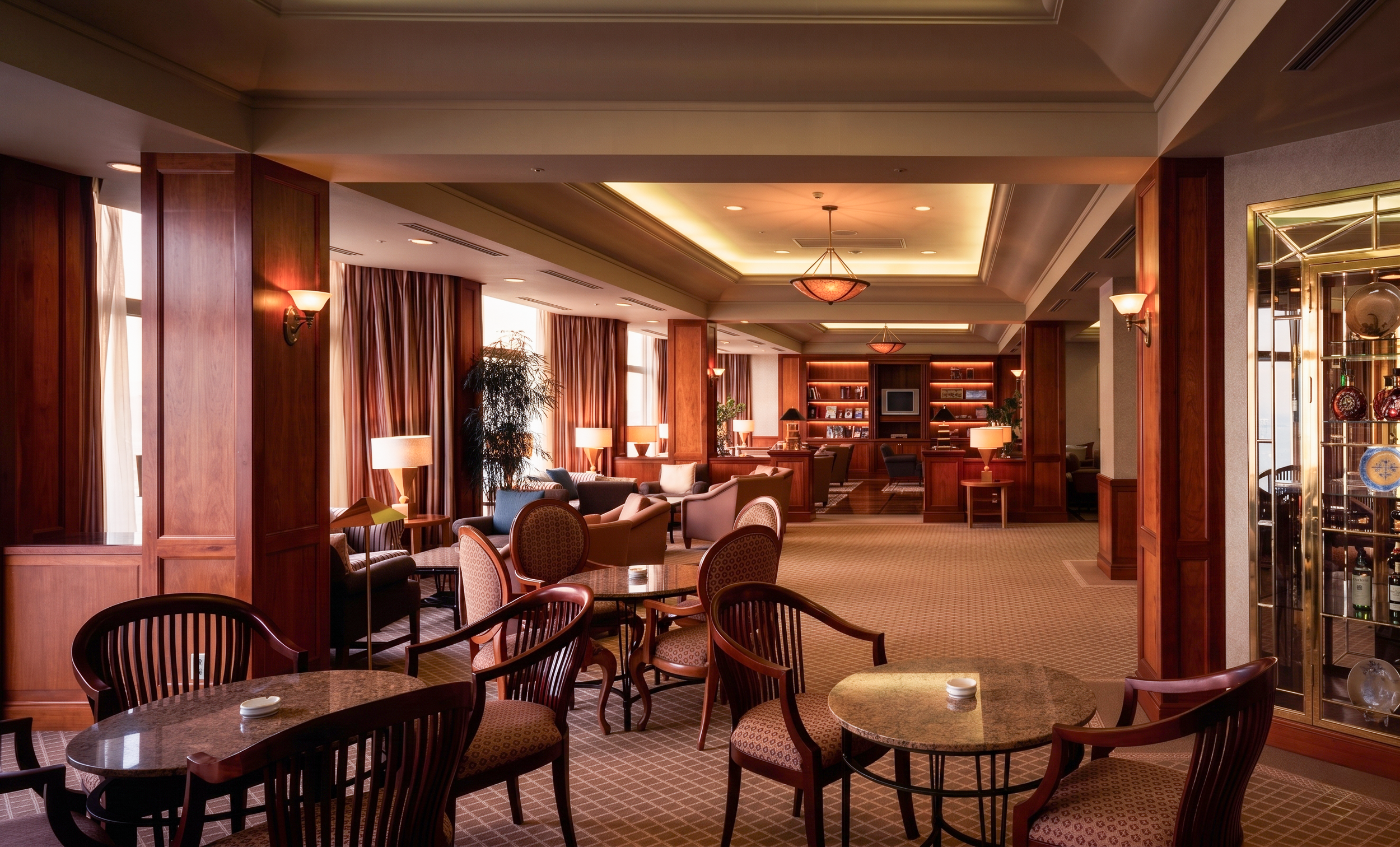 paradise-hotel-busan-executive-lounge-interior-wide-warm-wood-01.png