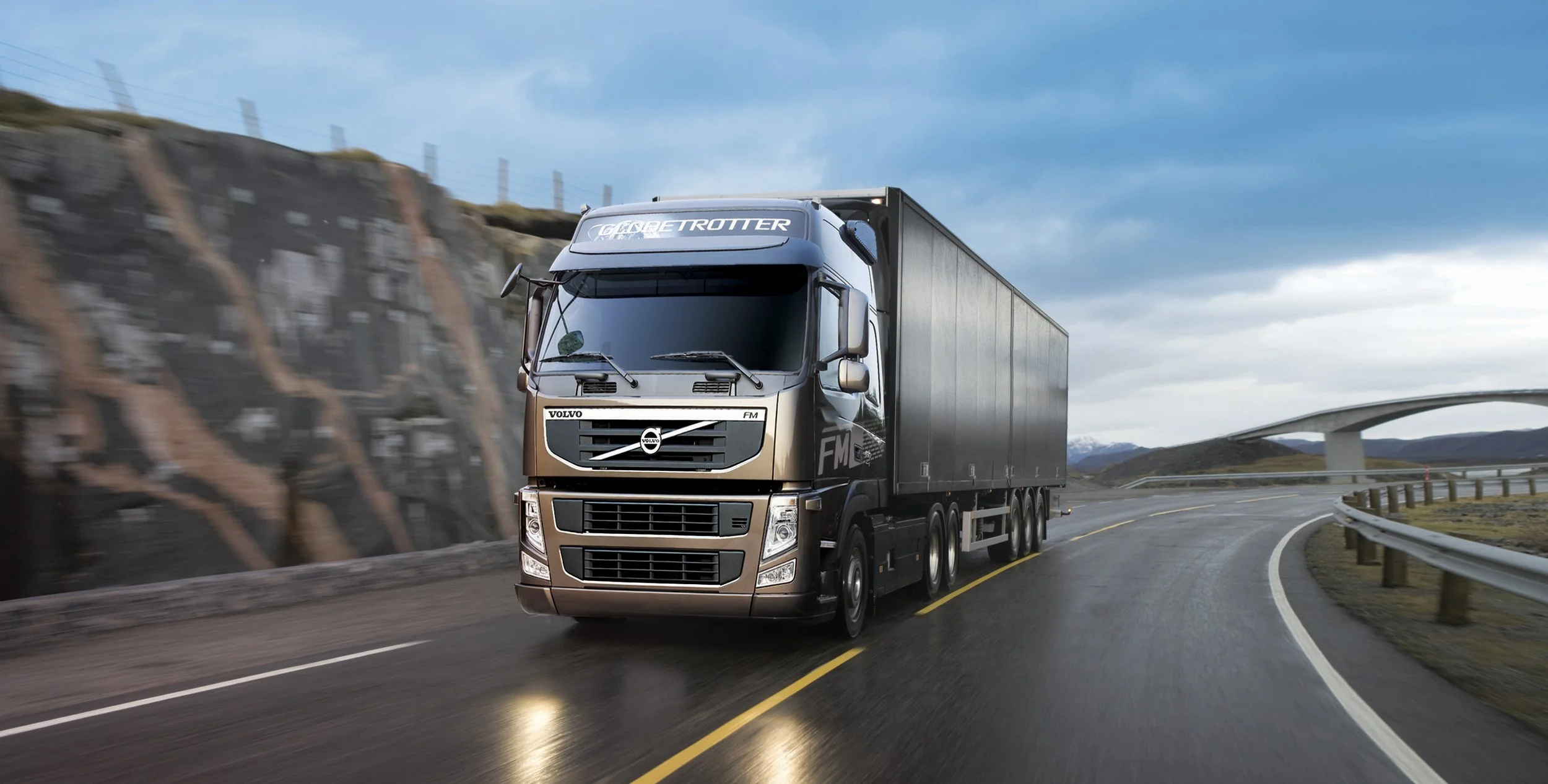 volvo-fm-globetrotter-leaflet-driving-front-mountain-bronze-01.jpg