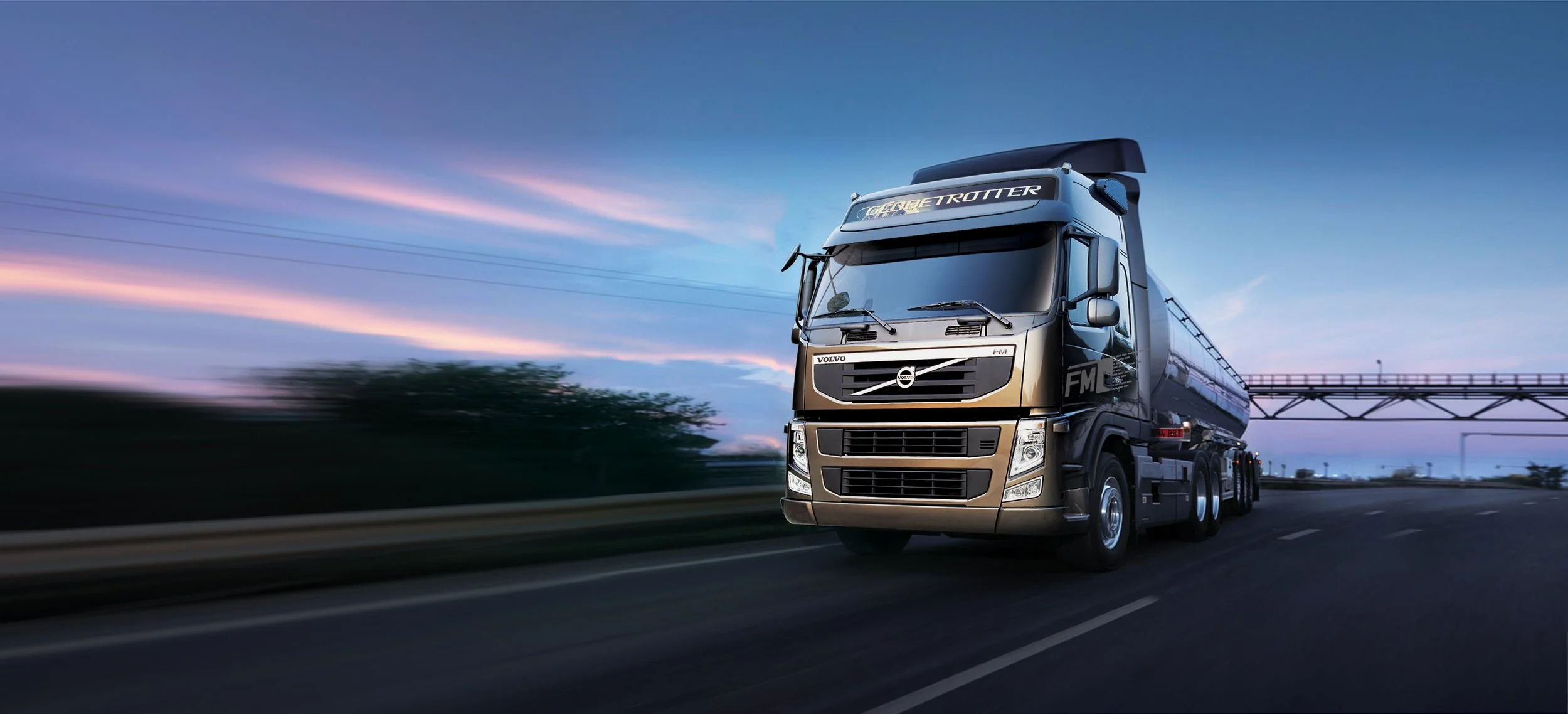 volvo-fm-globetrotter-leaflet-driving-front-tanker-sunset-bronze-01.jpg