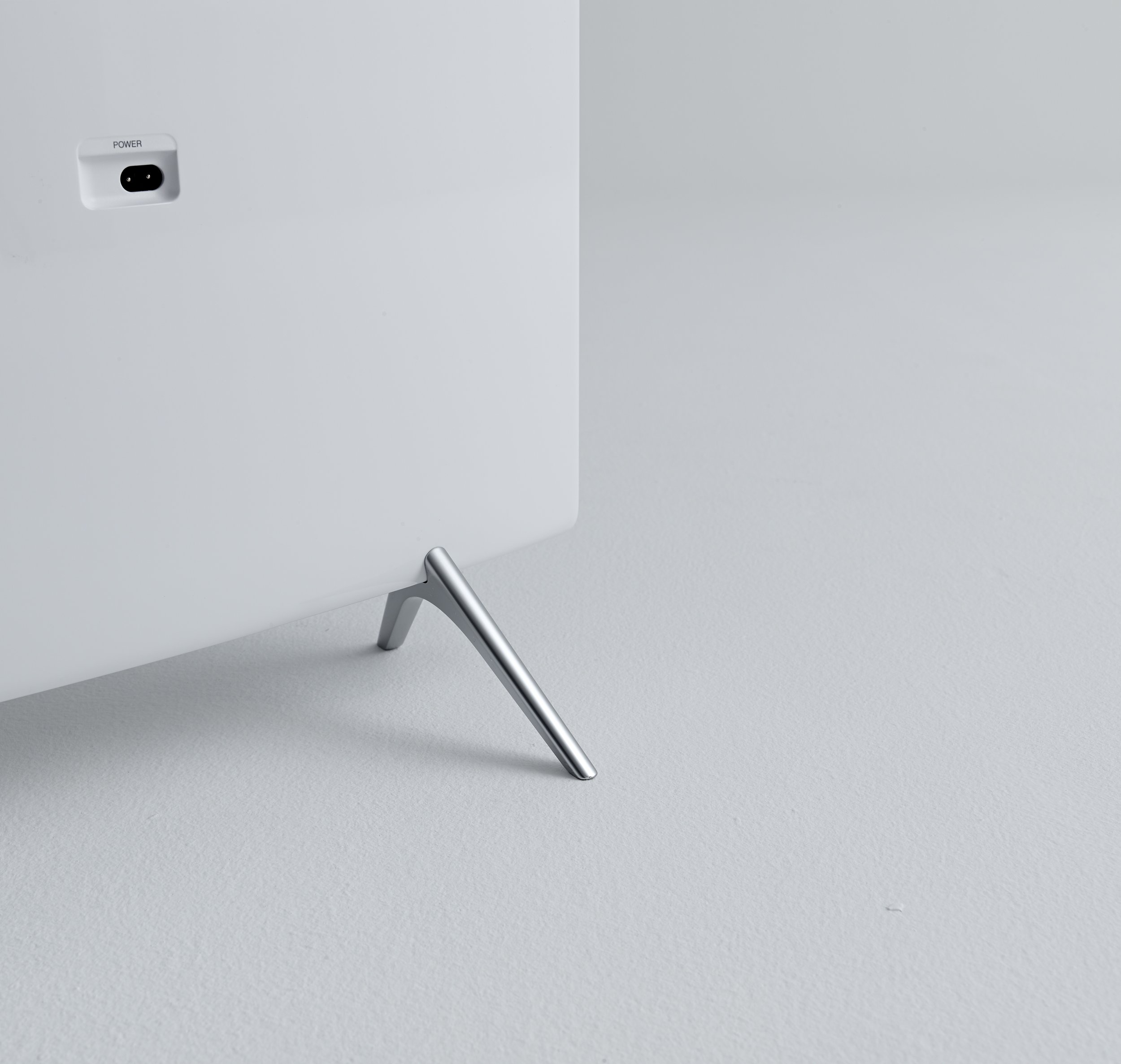samsung-tv-premium-stand-detail-rear-white-stainless-power-port-02.jpg