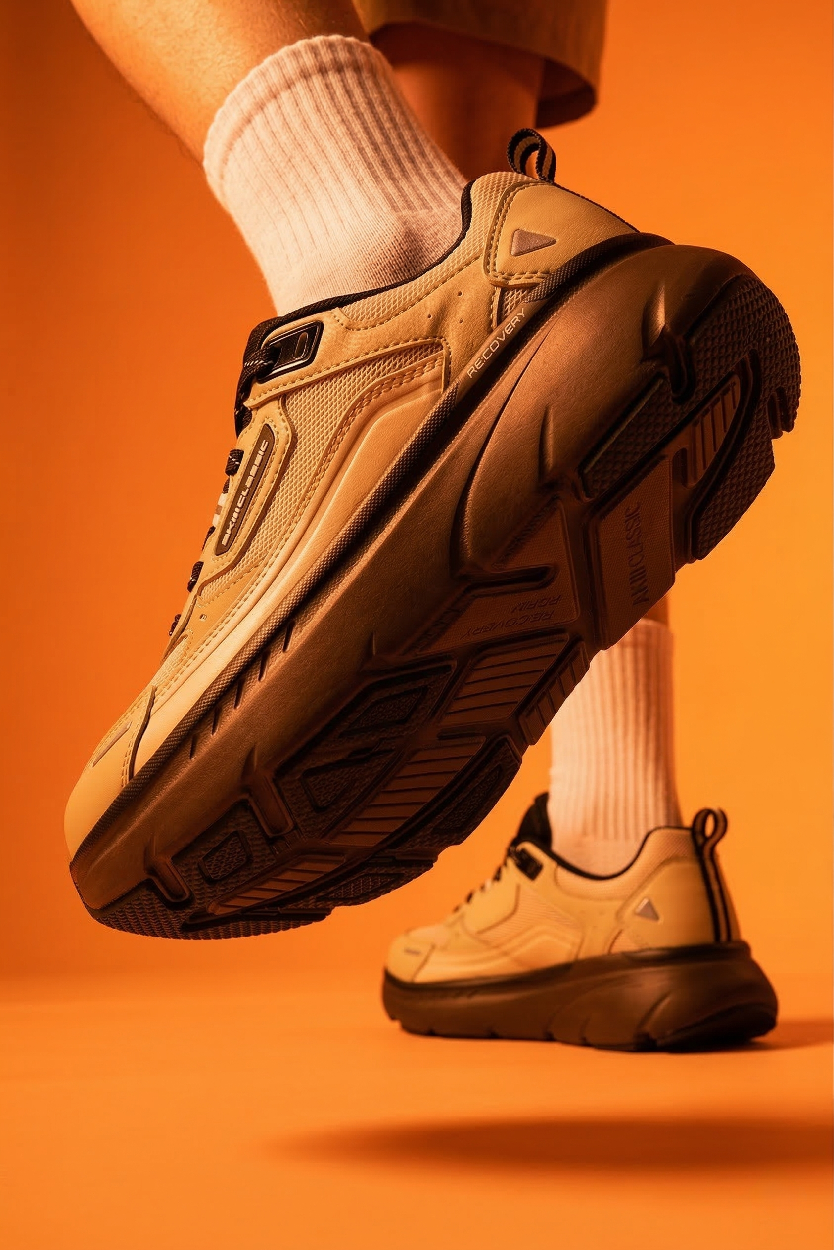 akiii-classic-recovery-sneaker-beige-sole-detail-low-angle-orange-bg-01.png
