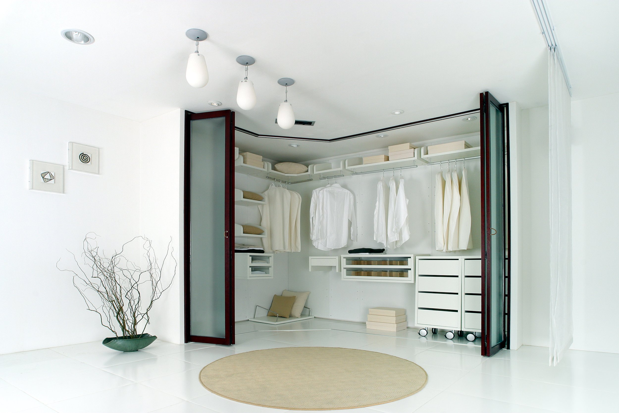 deau-walk-in-closet-corner-open-door-all-white-wardrobe-showroom-front-01.jpg