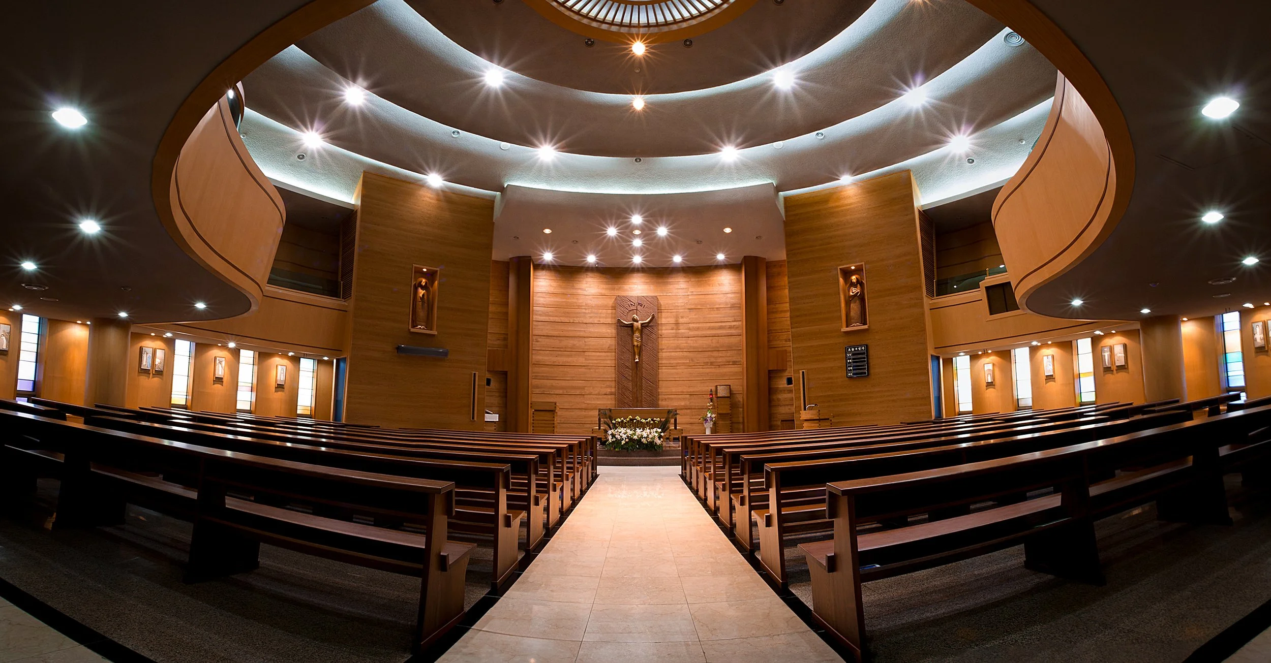 apgujeong-catholic-church-interior-nave-wide-fisheye-circular-ceiling-wood-01.jpg