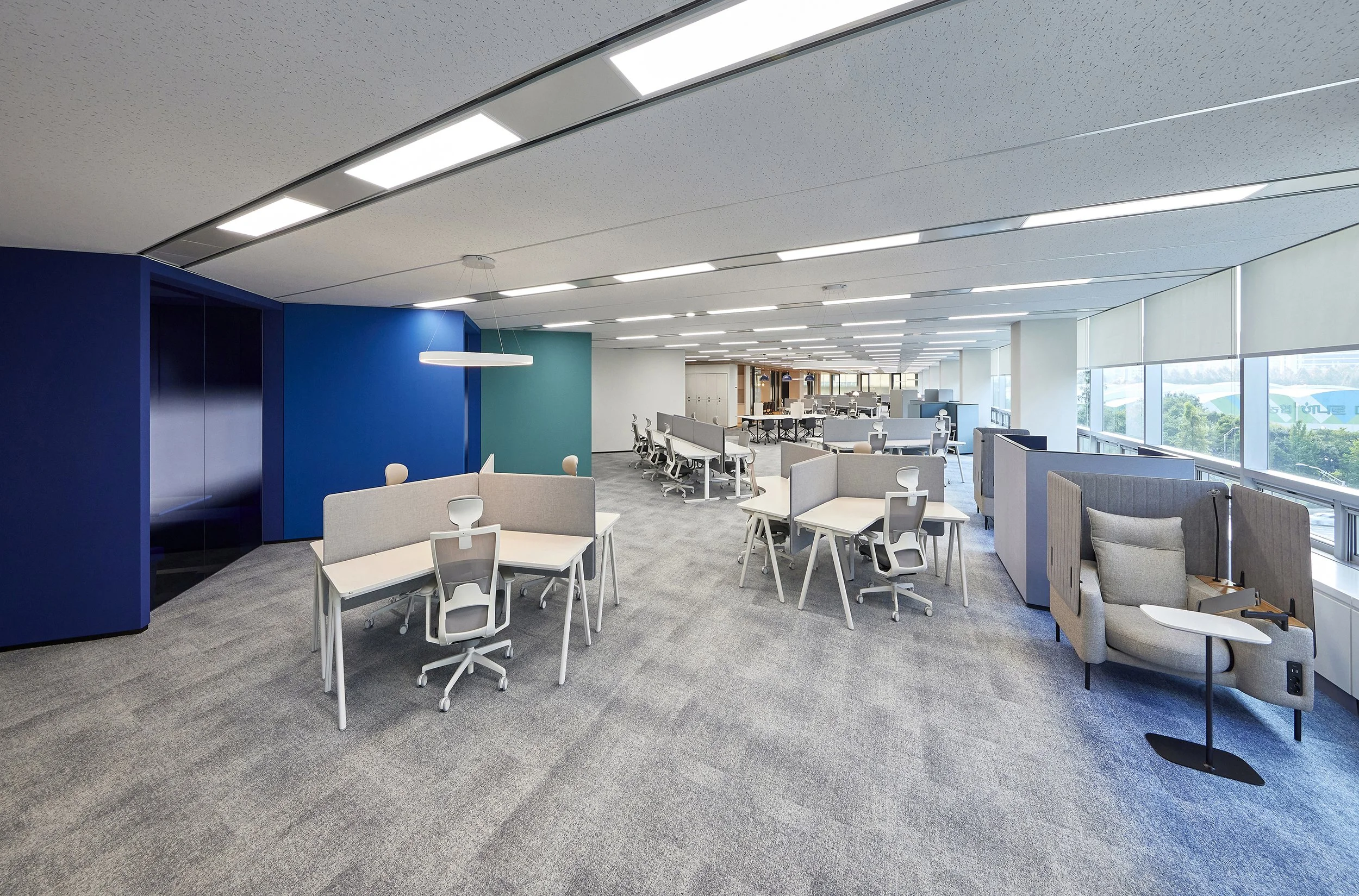 office-interior-open-workspace-ambient-blue-white-workstation-01.jpg
