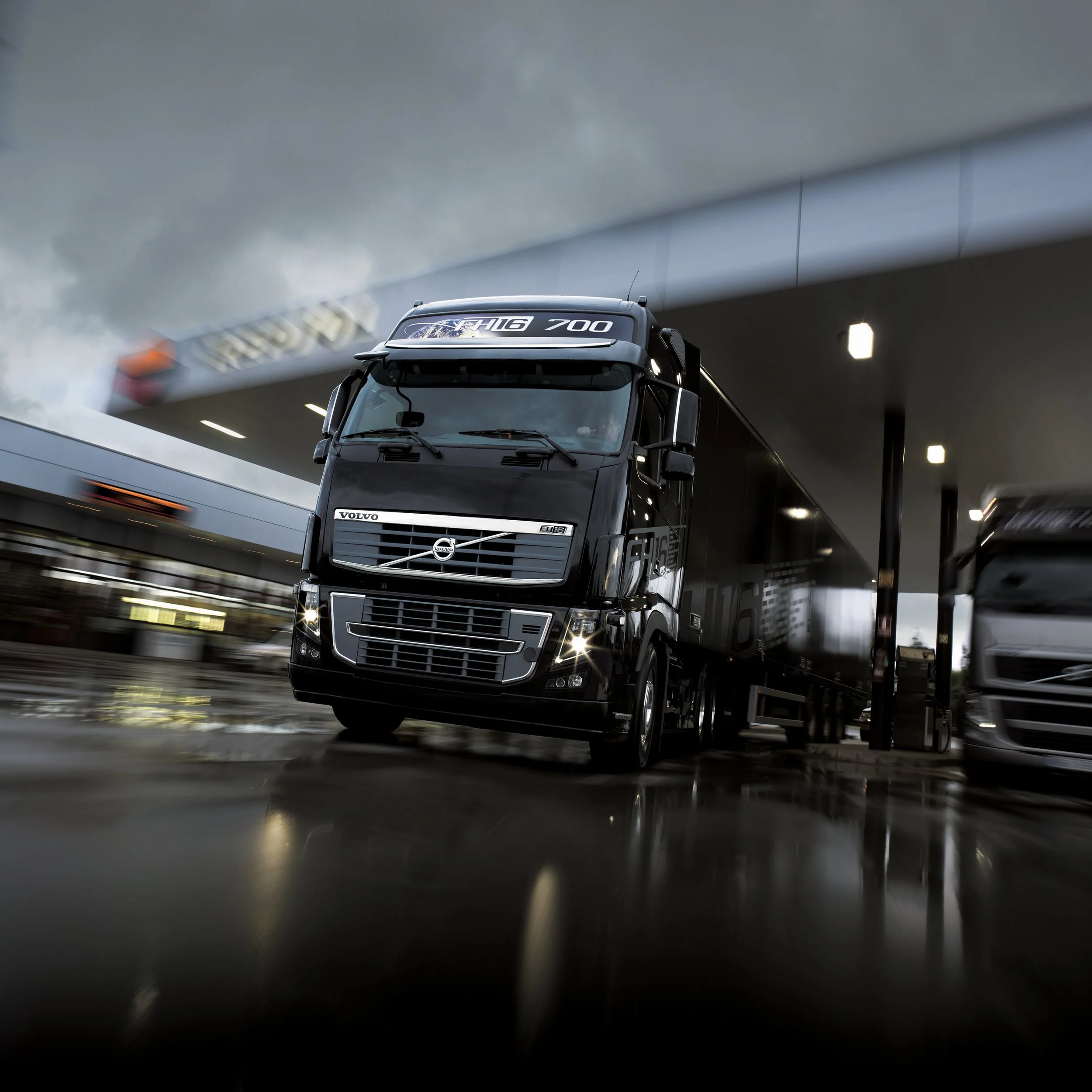 volvo-fh16-700-leaflet-driving-front-depot-rainy-black-01.jpg