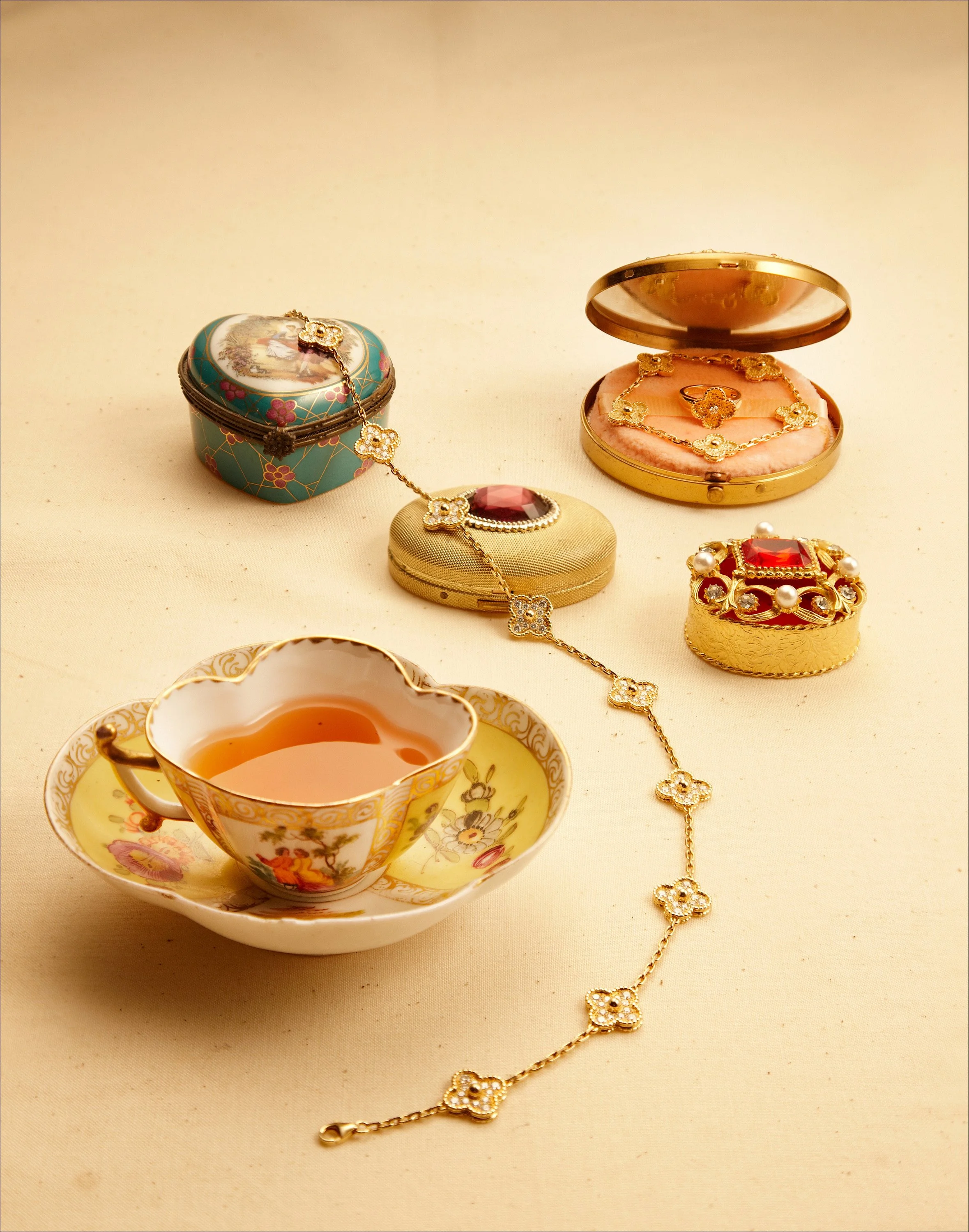 van-cleef-arpels-alhambra-bracelet-gold-vintage-jewelry-box-teacup-01.jpg