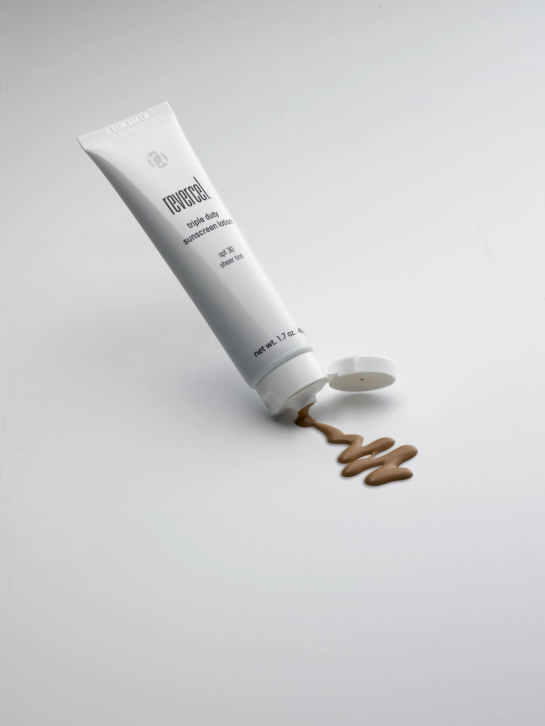 revercel-triple-duty-sunscreen-spf30-tint-product-side-white-texture-01.jpg