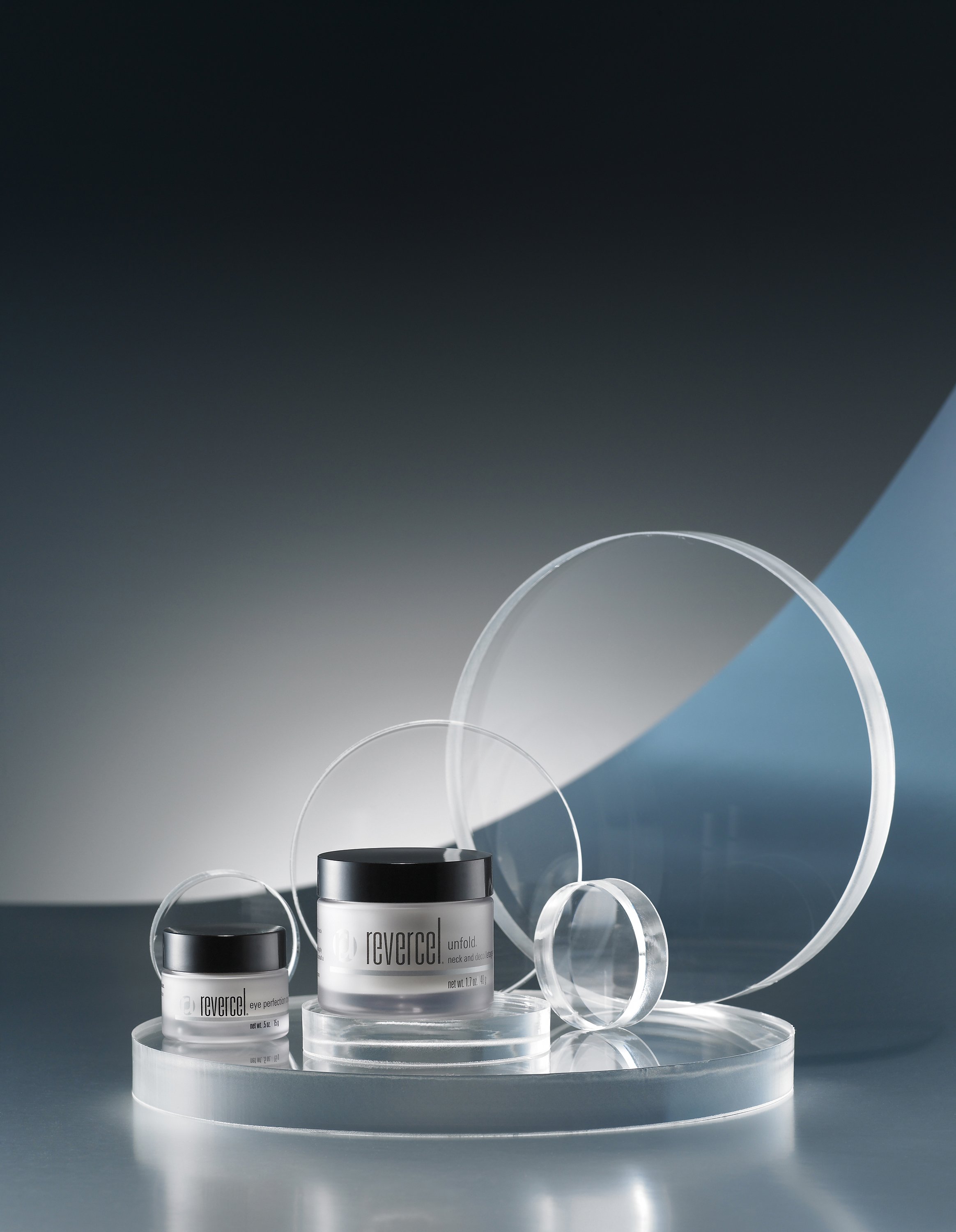 revercel-unfold-eye-perfection-duo-editorial-front-gray-acrylic-01.jpg