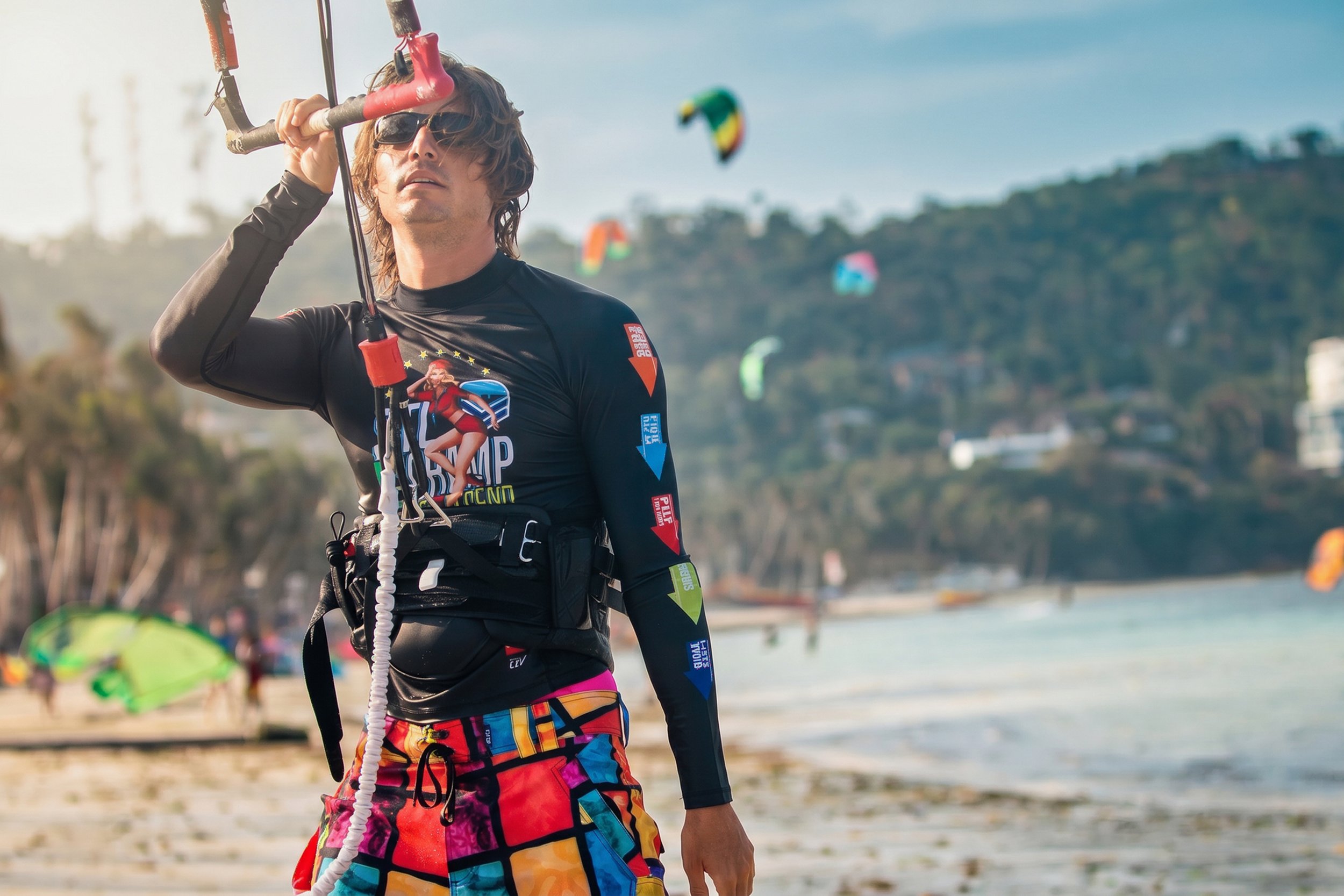 rashguard-boardshorts-kitesurf-lifestyle-beach-male-black-multicolor-12.jpg
