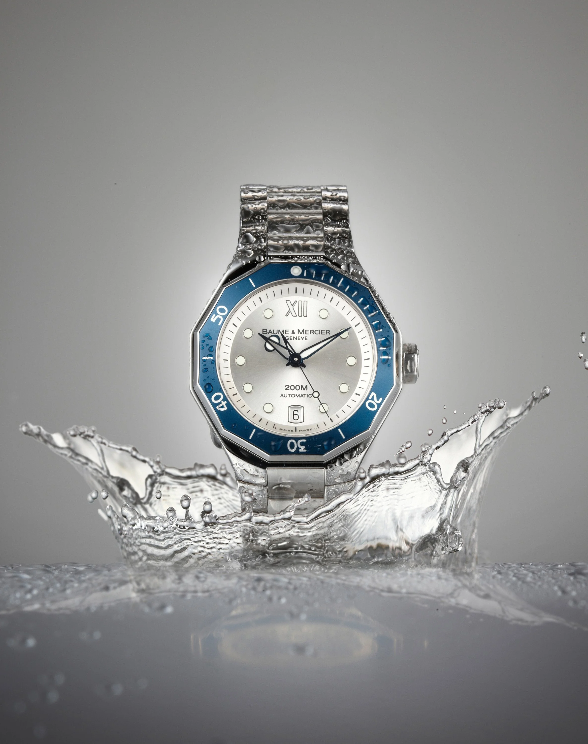 baume-mercier-riviera-200m-diver-watch-water-splash-blue-bezel-01.jpg