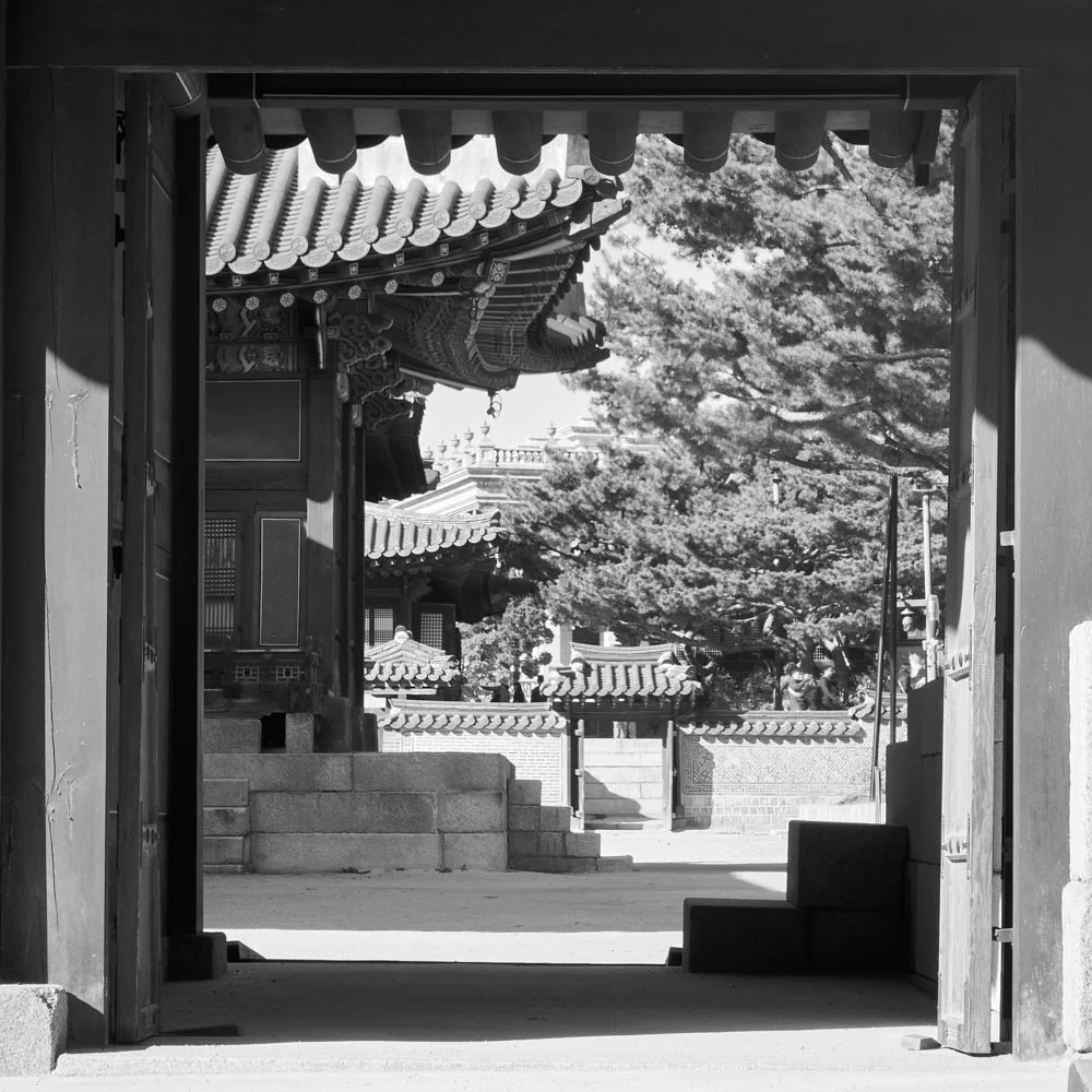 skyjoon-changdeokgung-palace-doorway-framed-view-monochrome-025.jpg