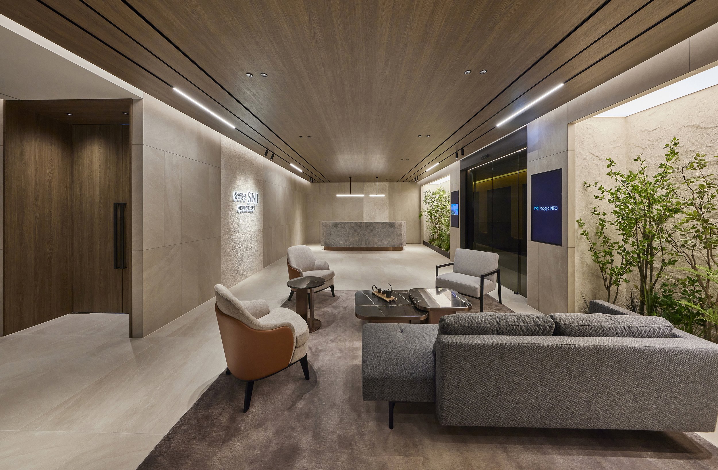 sni-office-interior-reception-lobby-ambient-beige-stone-green-wall-01.jpg