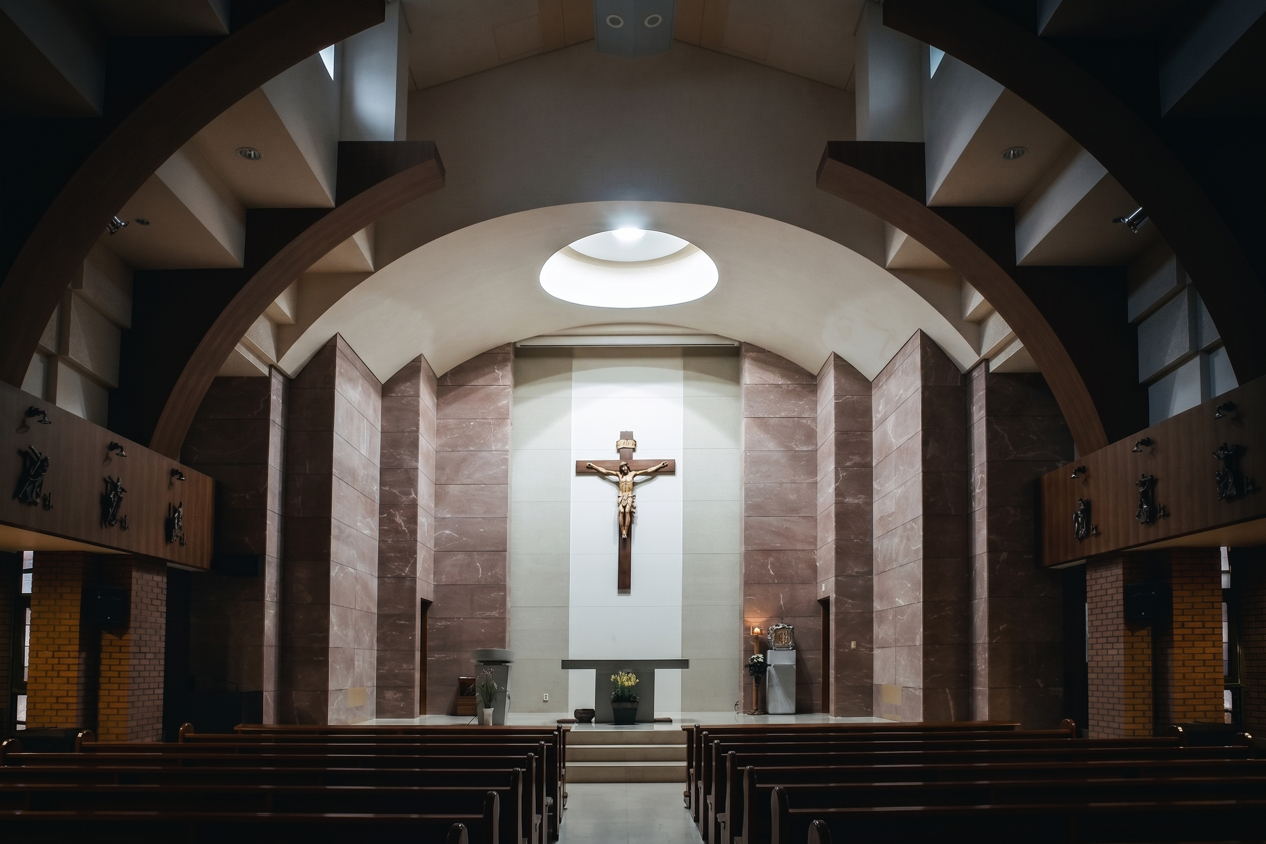 cheongpadong-catholic-church-interior-altar-crucifix-arch-marble-modern-01.png