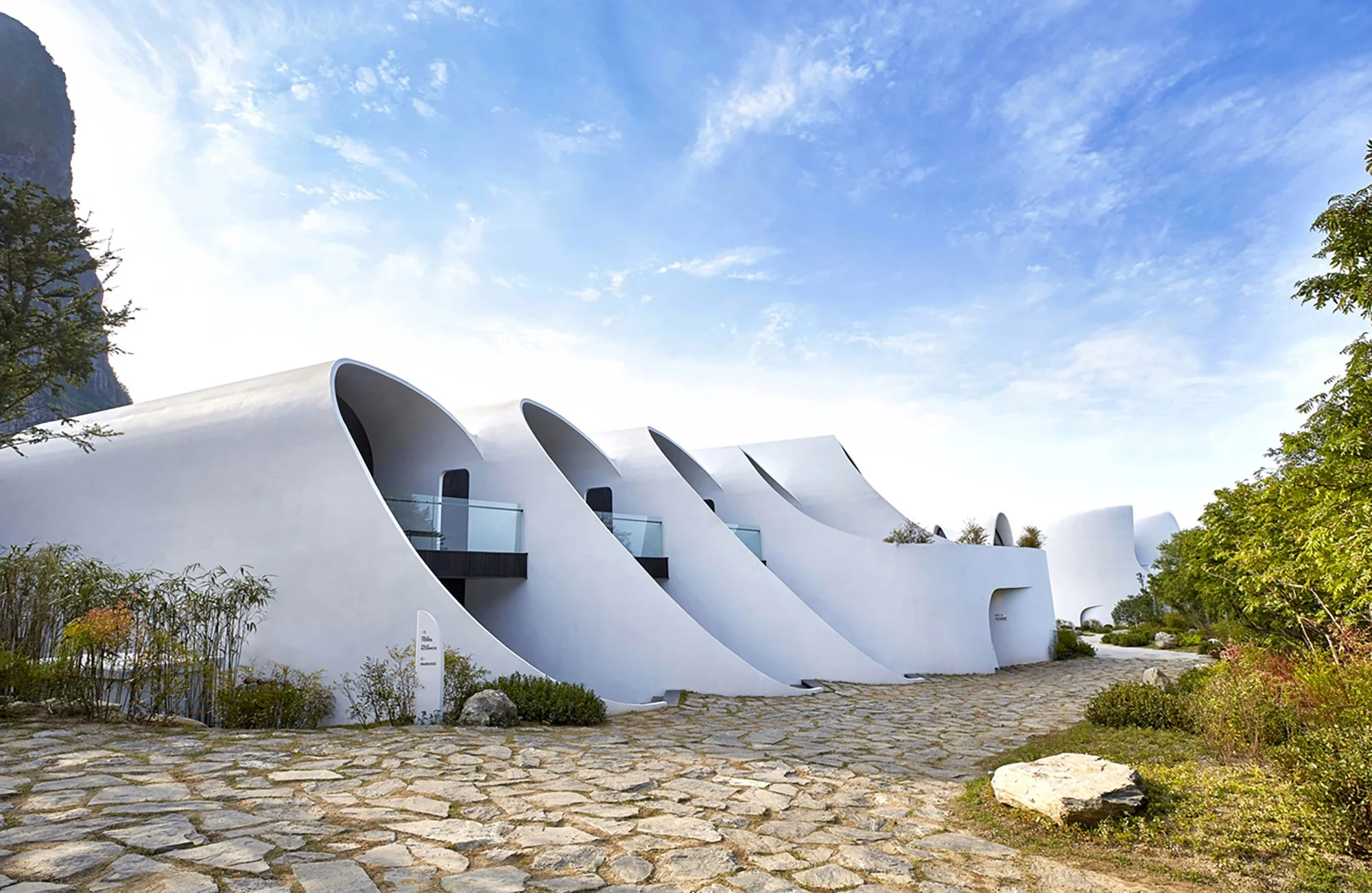 ulleungdo-organic-architecture-wave-villa-exterior-front-white-stone-path-03.jpg