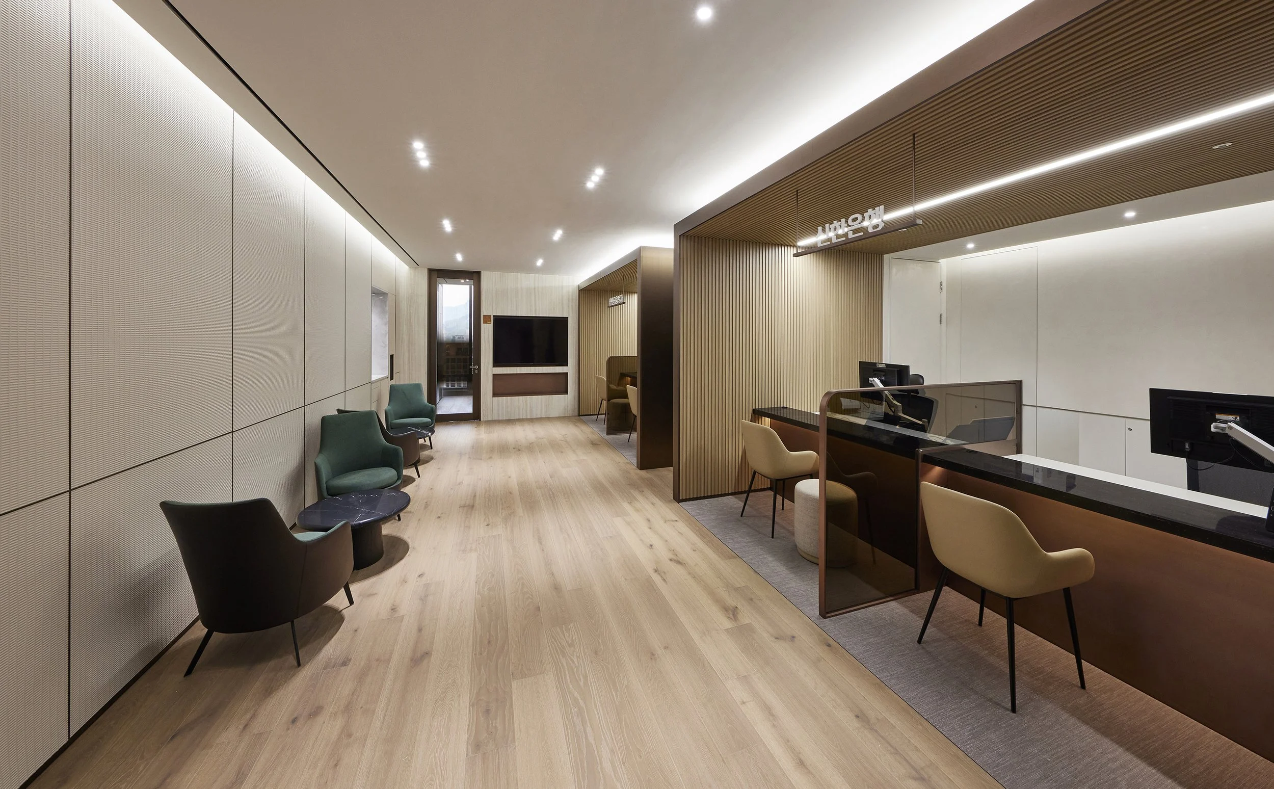 shinhan-bank-branch-interior-ambient-beige-wood-teller-counter-01.jpg